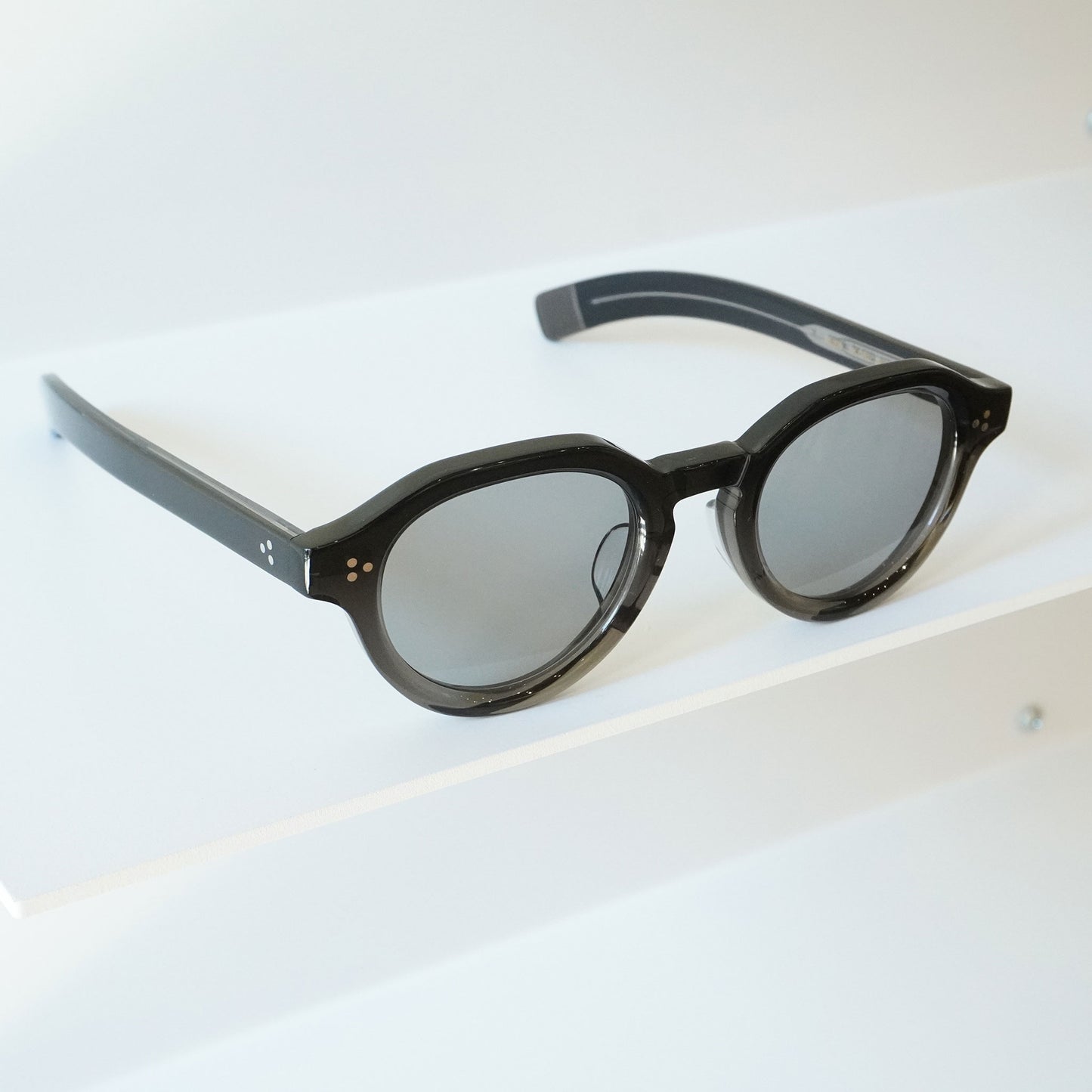BE009 (BLK GRAD)