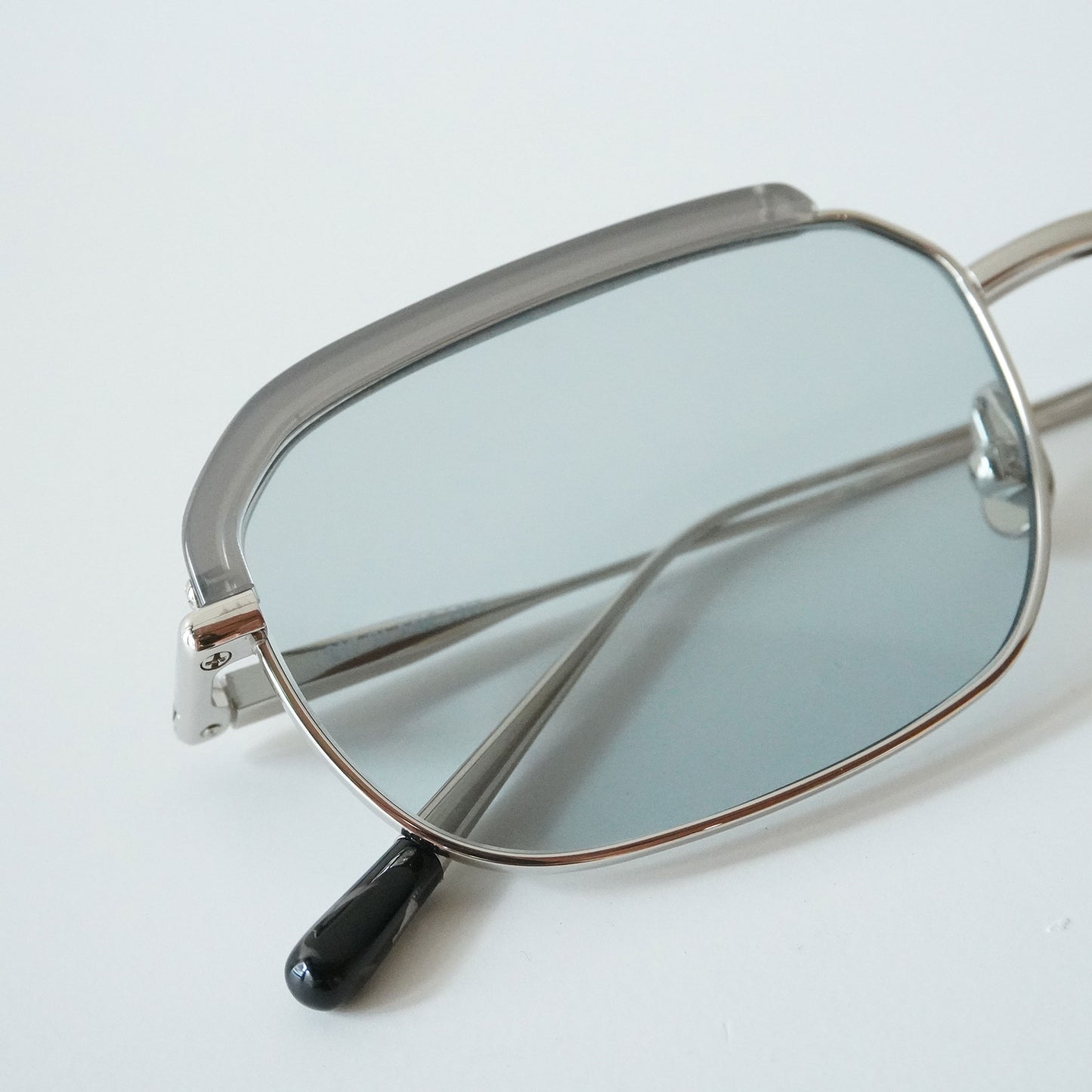 BE016 (SILVER/RHINO)