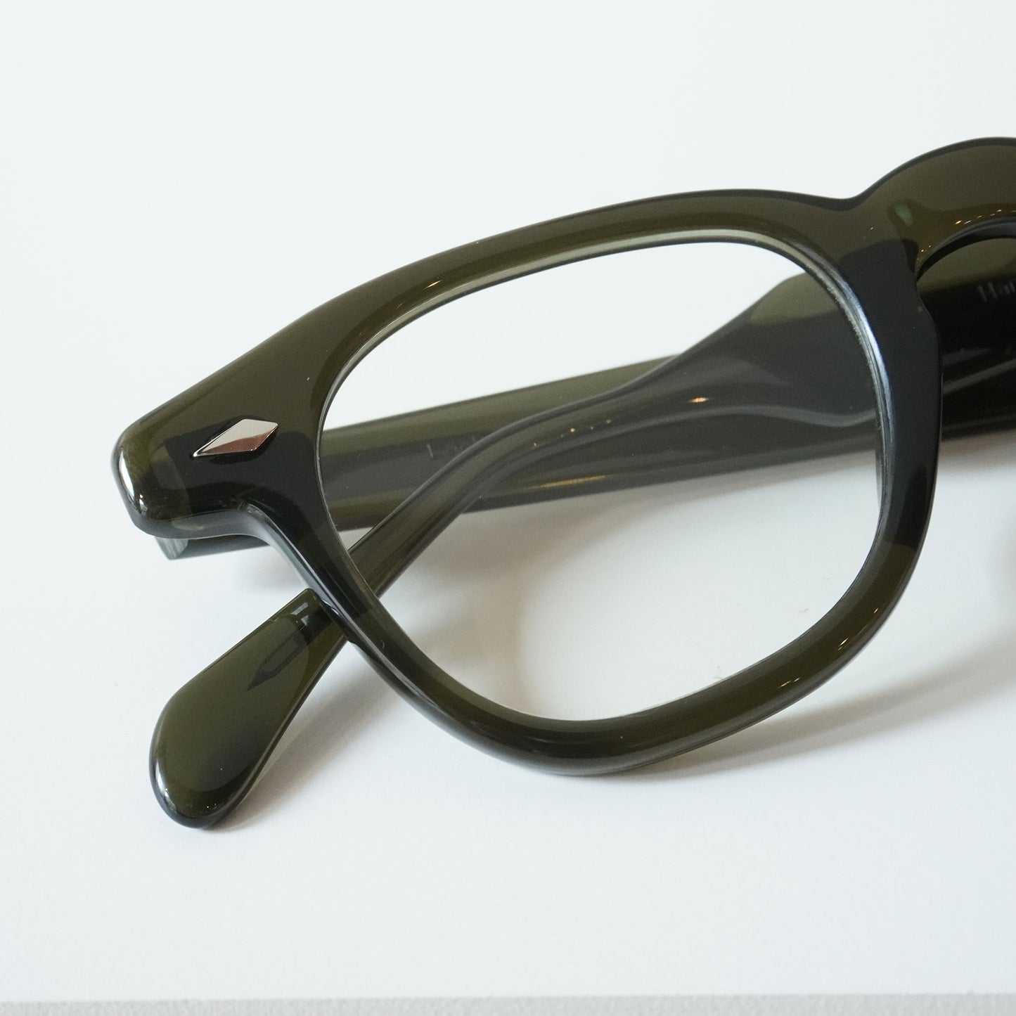 LOCKED HANDS (C3 - OLIVE)