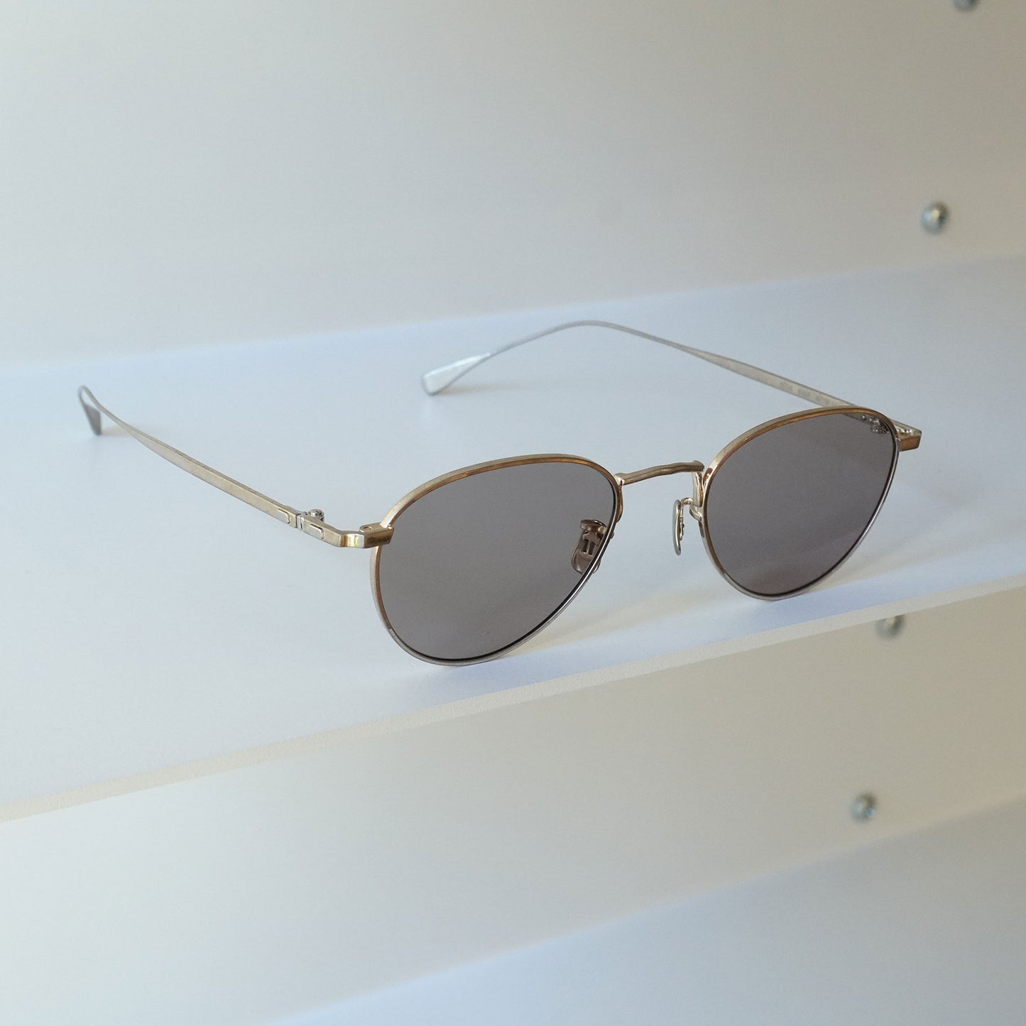 1004 (819 - VINTAGE SILVER)