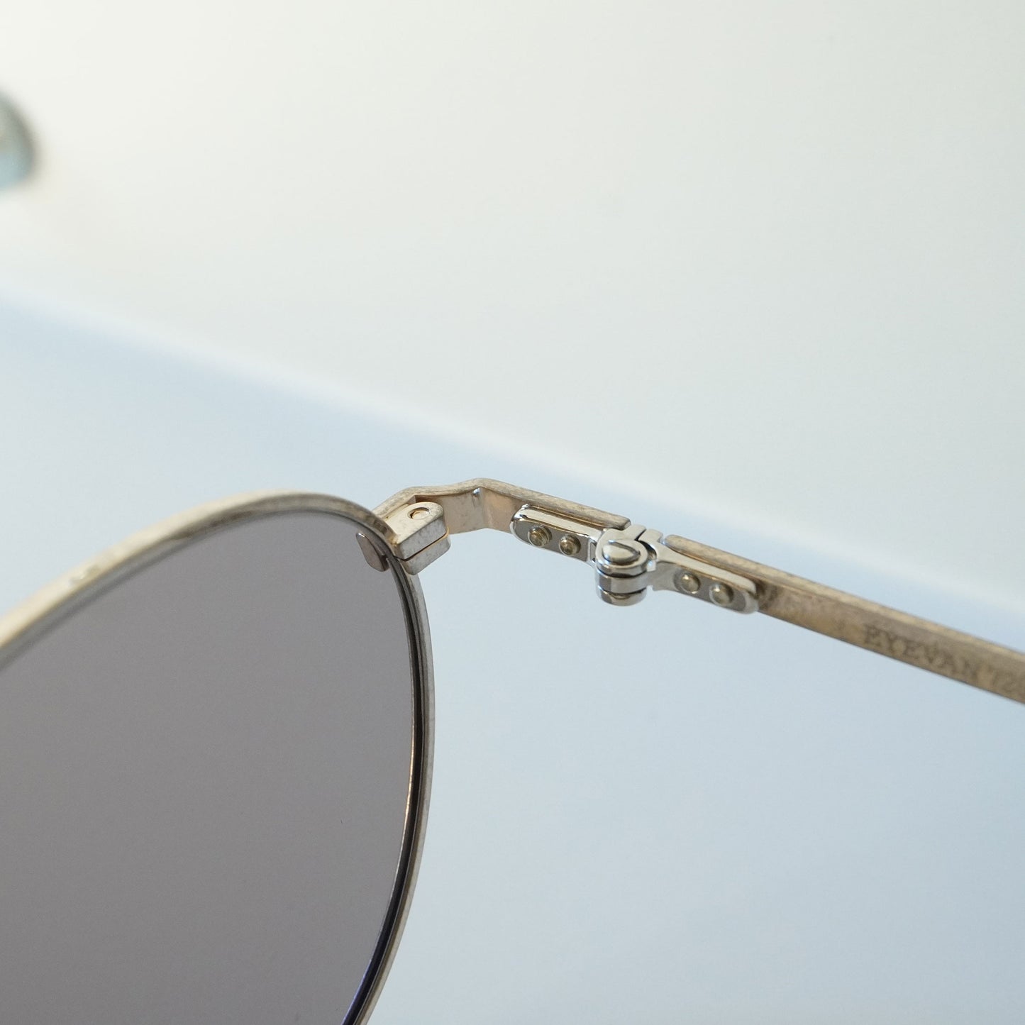 1004 (819 - VINTAGE SILVER)