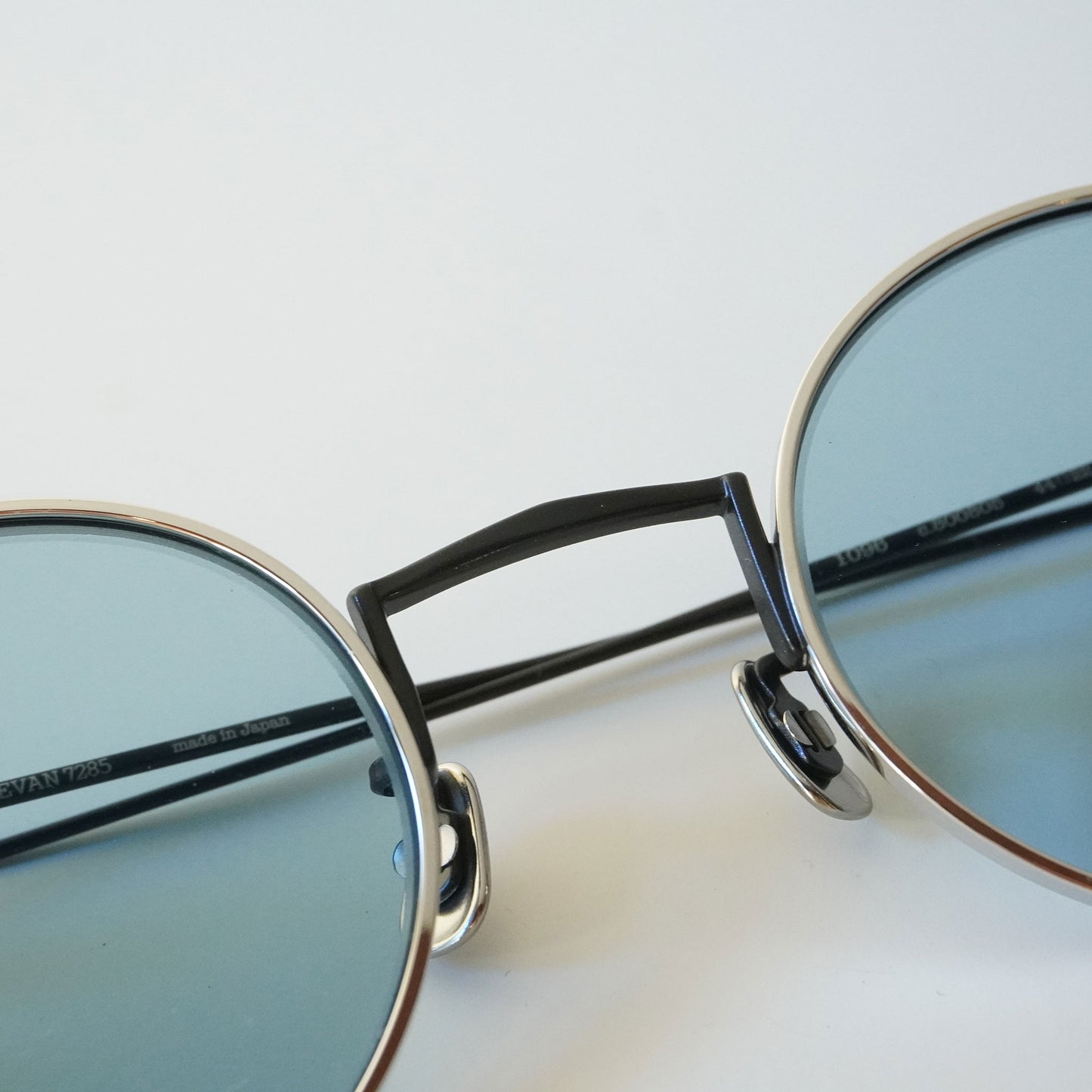 1096 (800805 / SILVER / MAT BLACK SILVER )