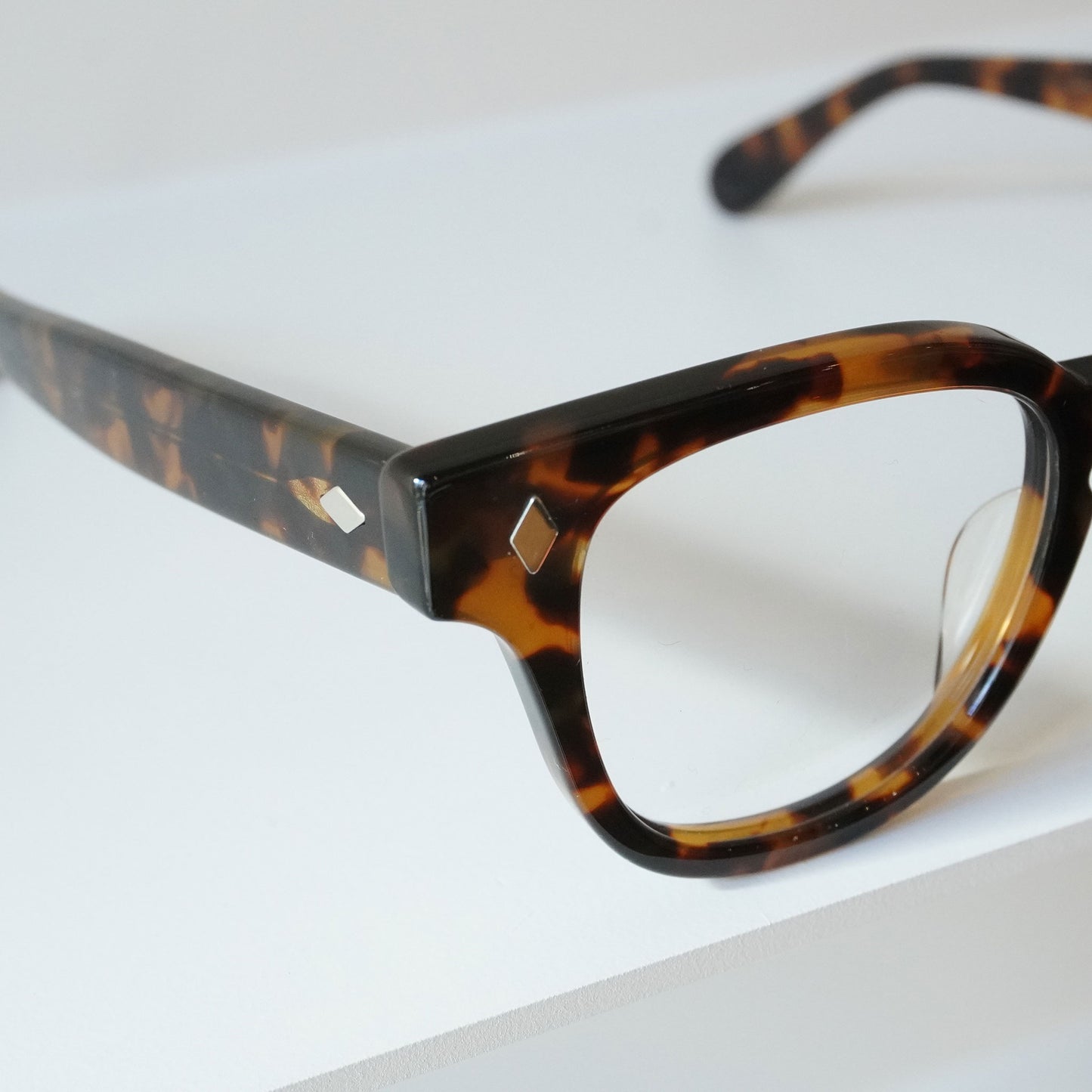 BRYAN 46 (TORTOISE)