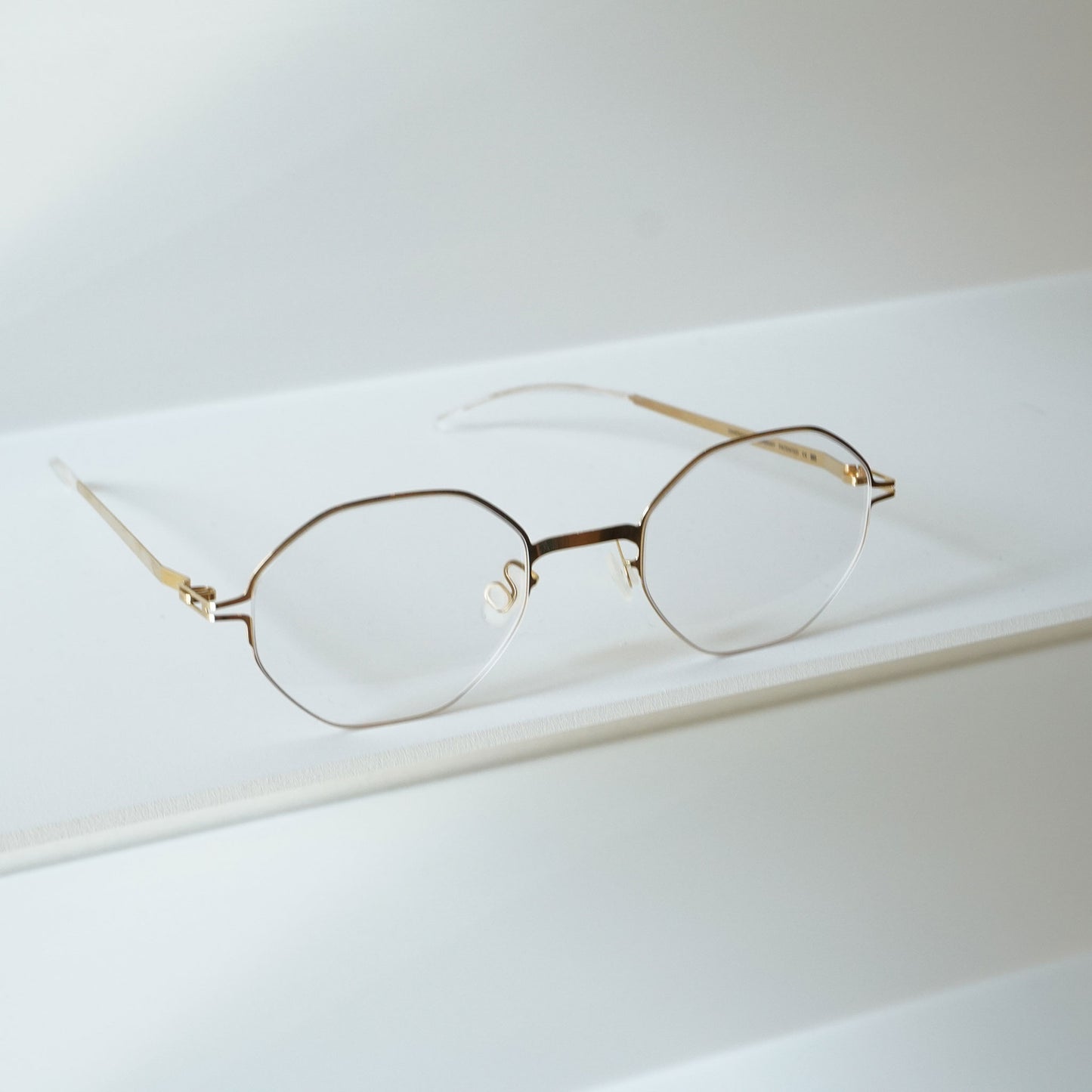 HOWLIN (Glossy Gold)