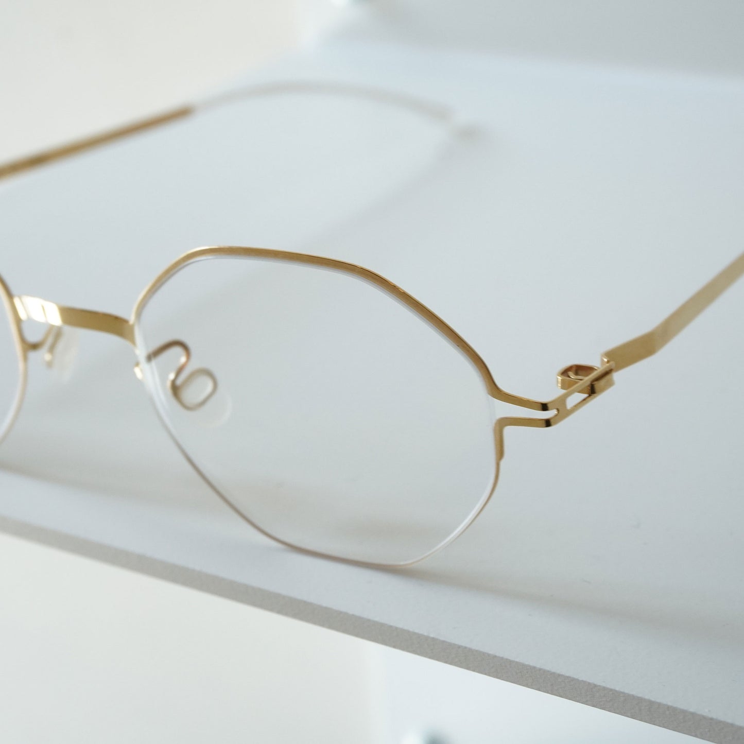 HOWLIN (Glossy Gold)