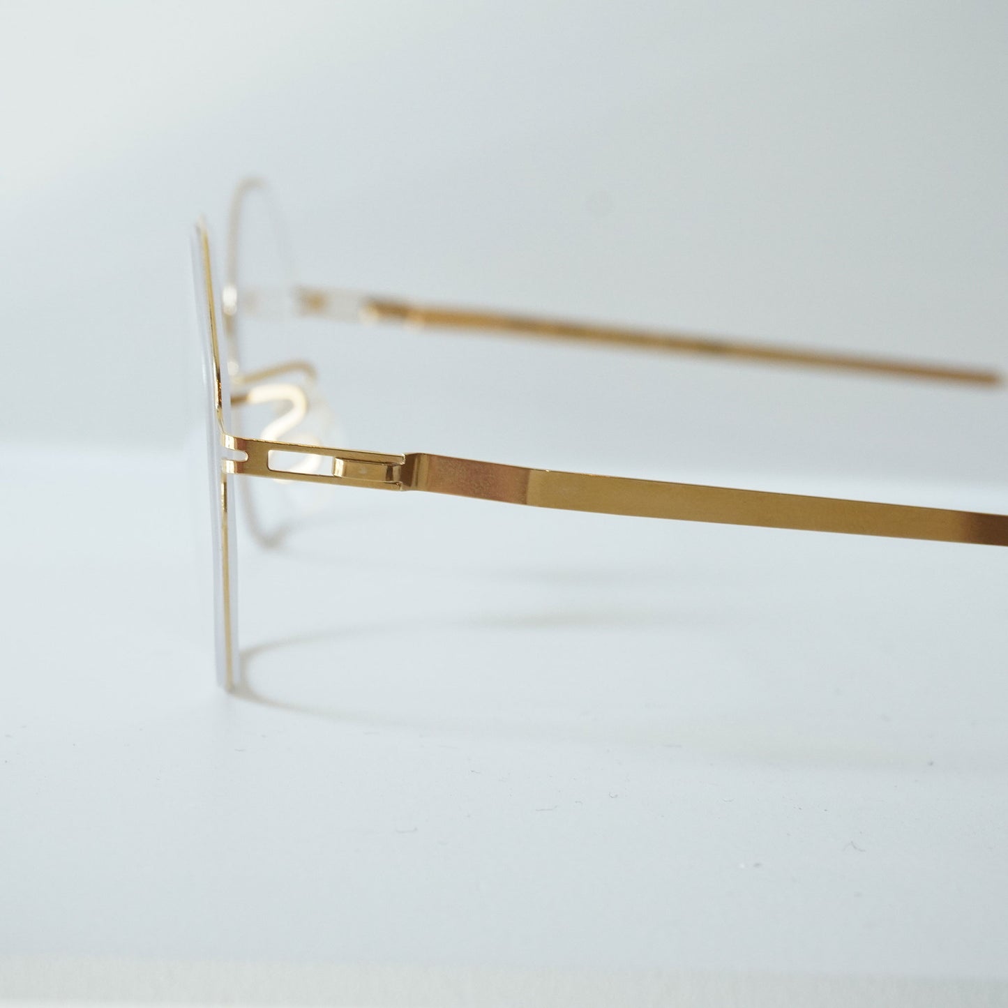 HOWLIN (Glossy Gold)