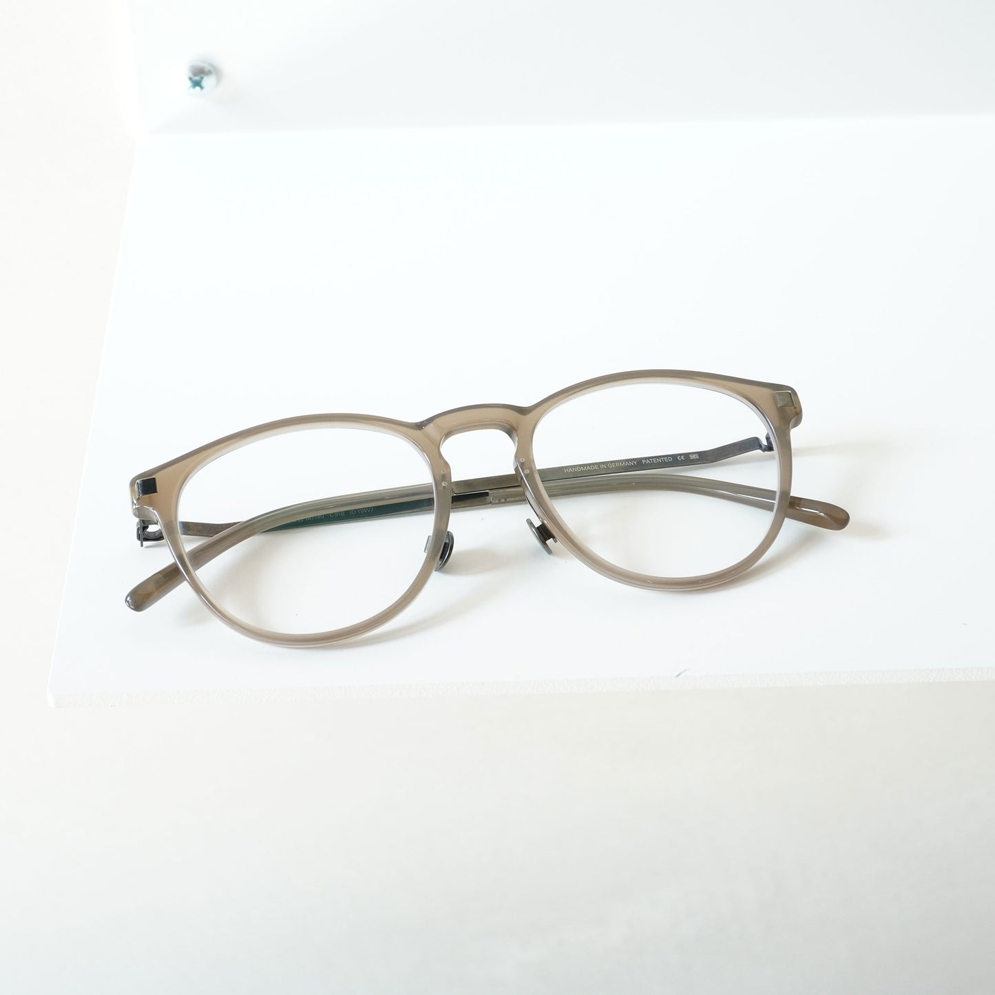 NUKKA (Taupe/Shiny Graphite)