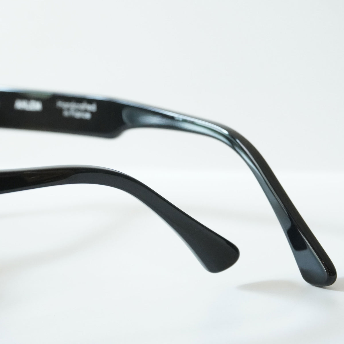 RIVOLI WITH PAD (BLACK)