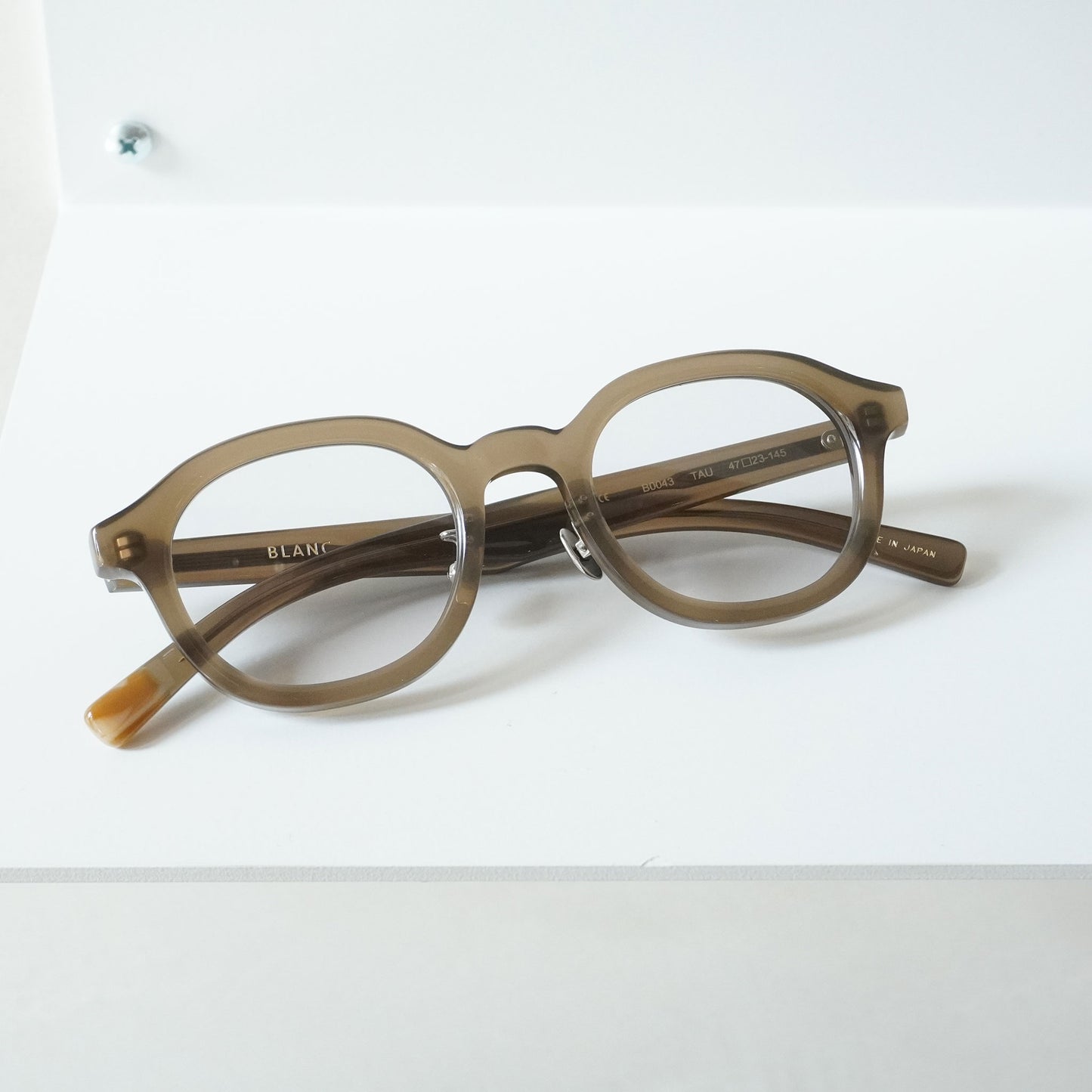 B0043 (TAUPE)