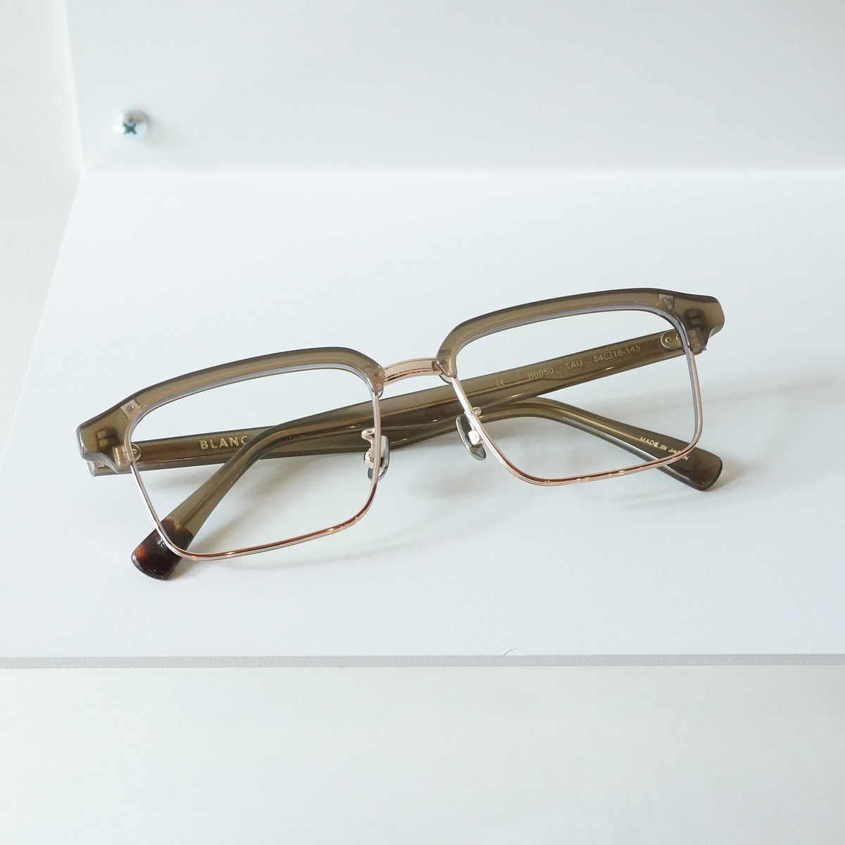B0050 (TAUPE)