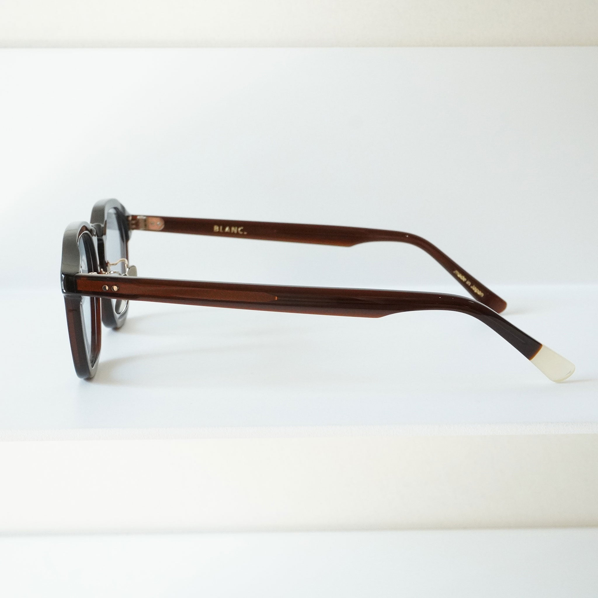 BLANC ブラン BM010 サングラス ダークブラウン 47□22-145 BLANC.. ブラン - BM010 47□22-145 ¥38,500-(税込) 小ぶりな多角形