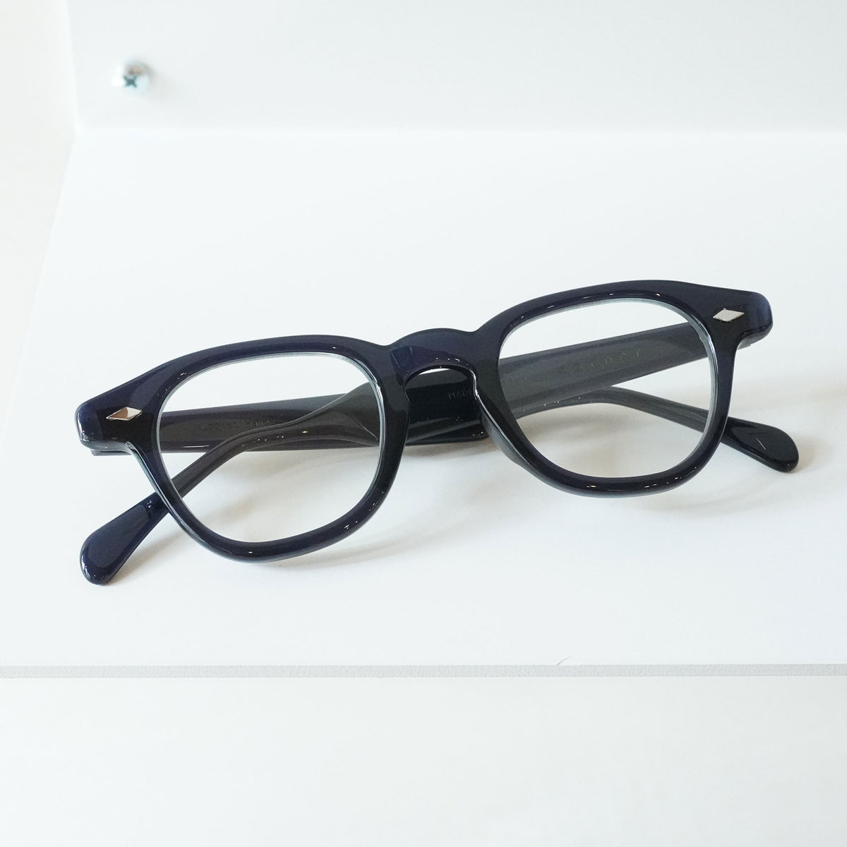 LOCKED HANDS (C11 - BLACK IN BLUE)