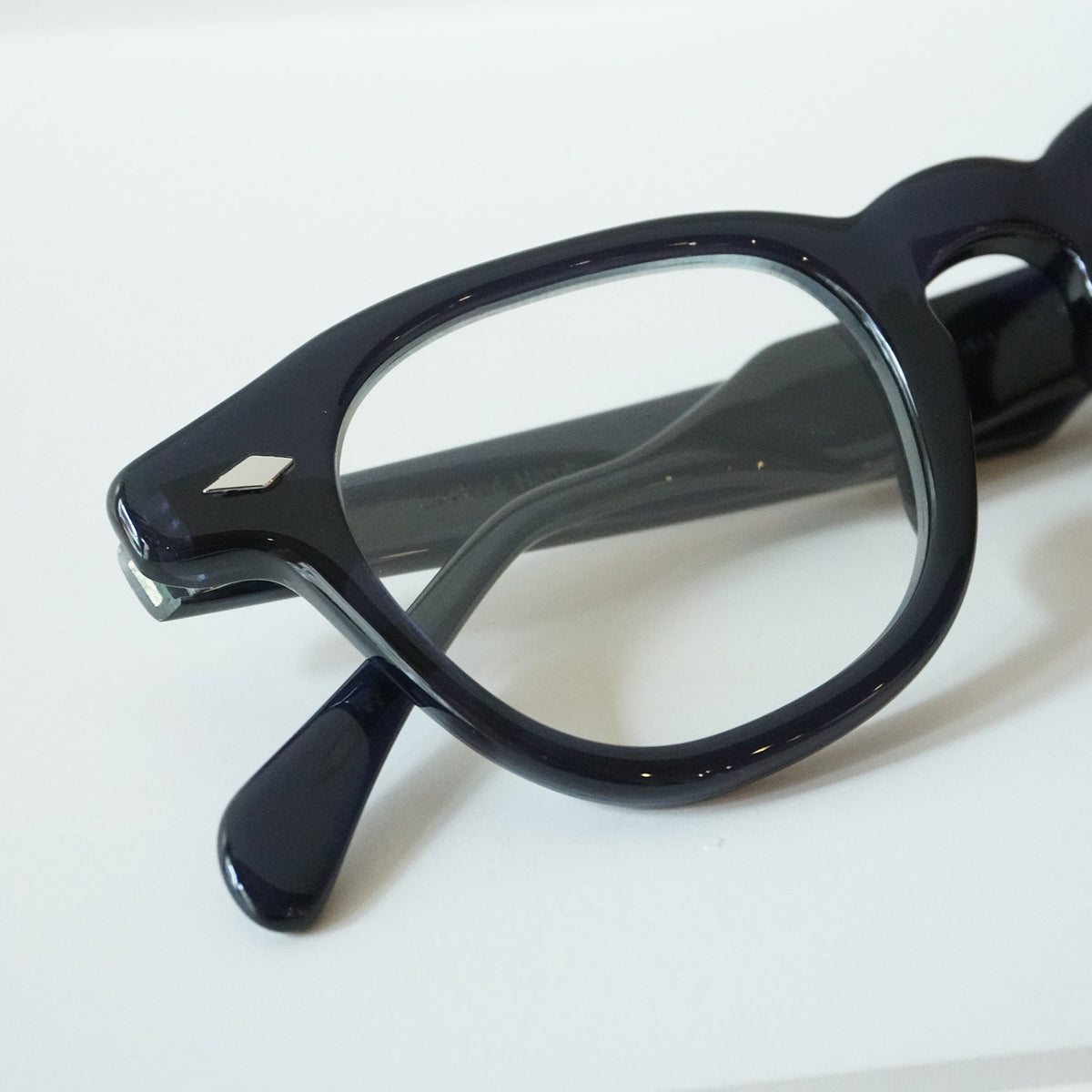 LOCKED HANDS (C11 - BLACK IN BLUE)