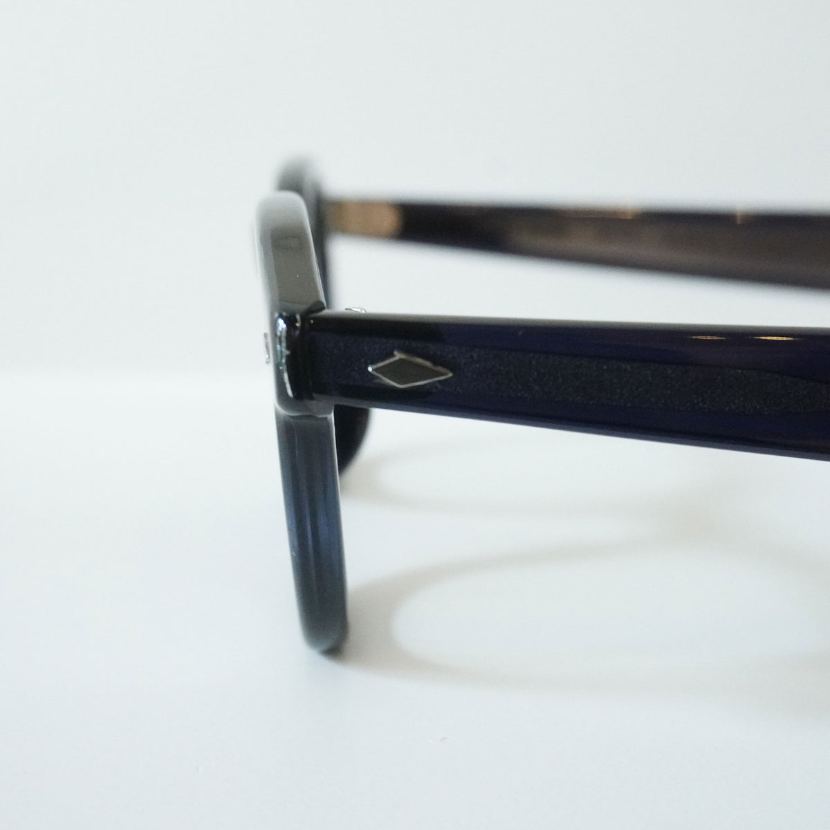 LOCKED HANDS (C11 - BLACK IN BLUE)