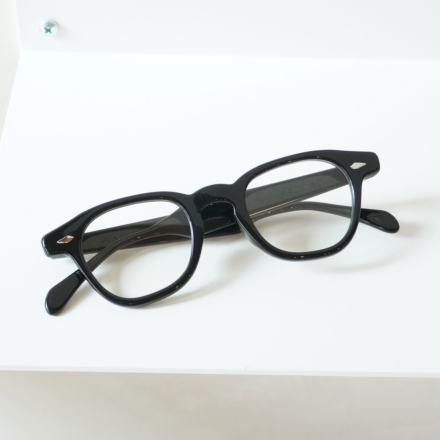 LOCKED HANDS (C1 - RECORD BLACK)