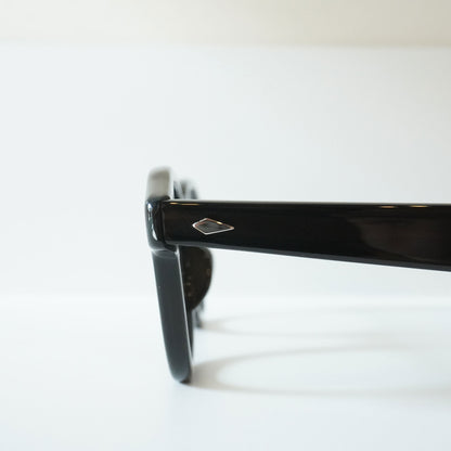 LOCKED HANDS (C1 - RECORD BLACK)