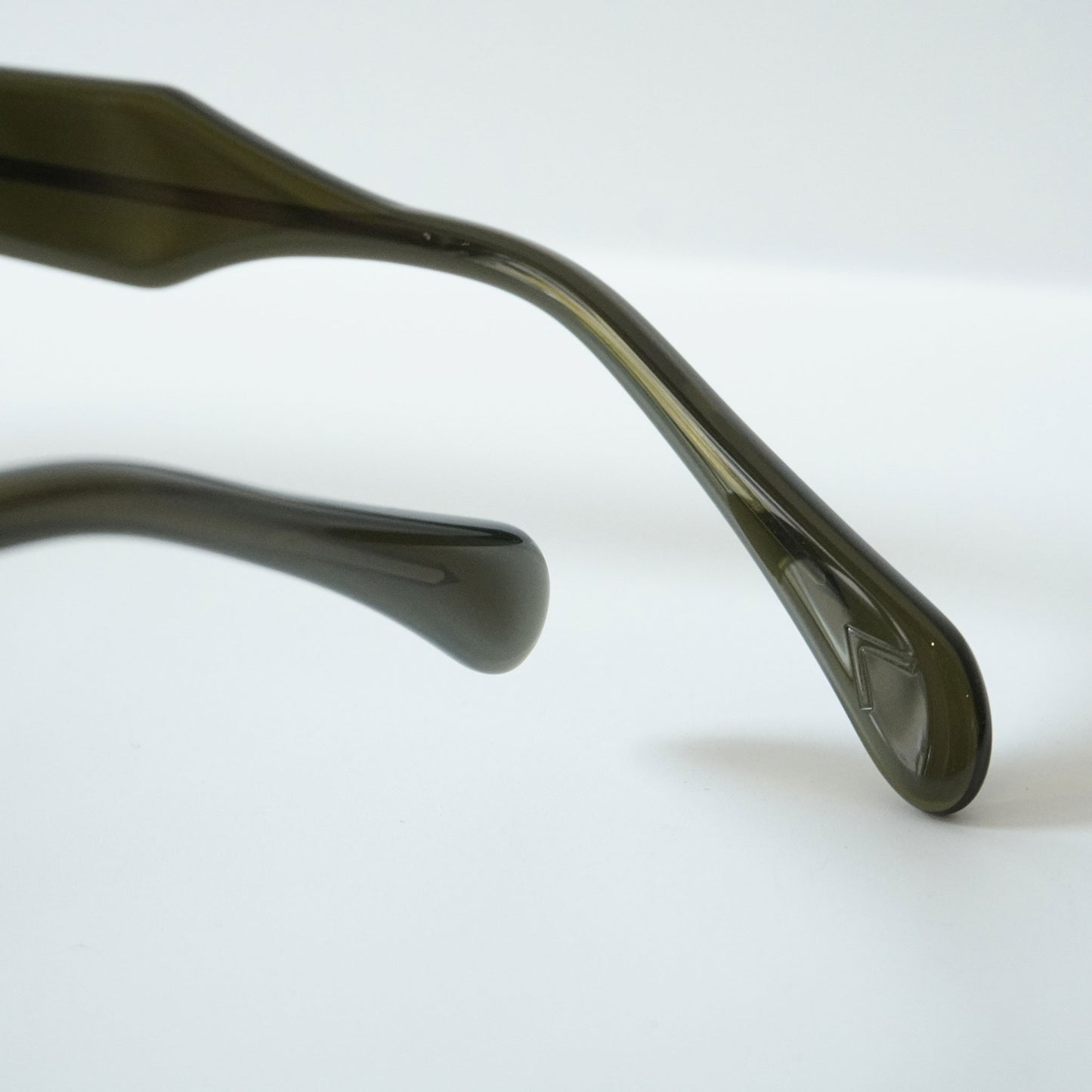 LOCKED HANDS (C3 - OLIVE)