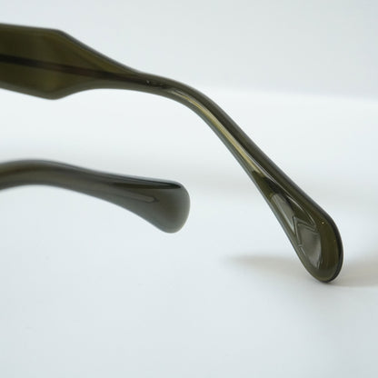 LOCKED HANDS (C3 - OLIVE)