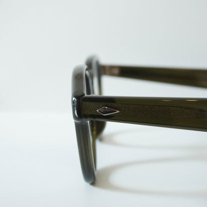 LOCKED HANDS (C3 - OLIVE)