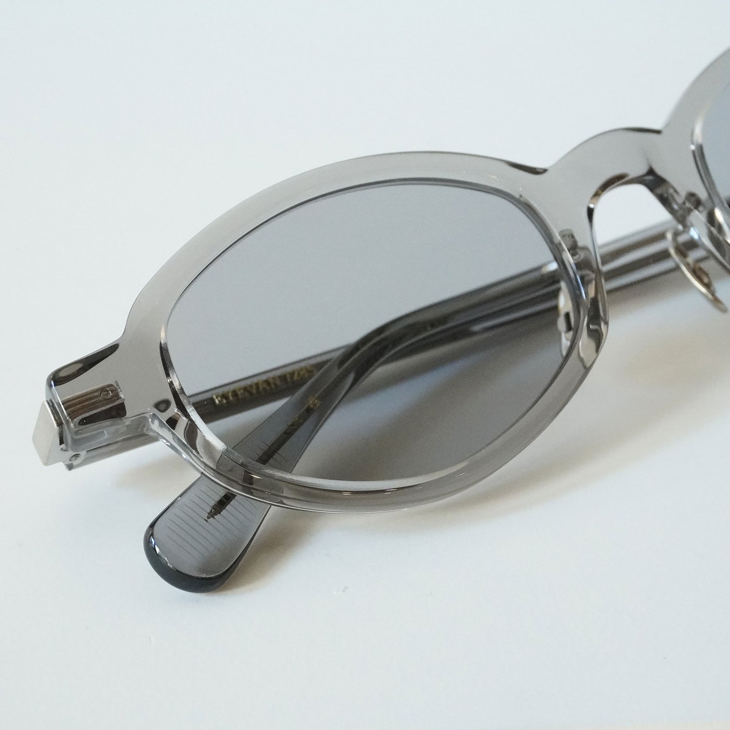 799 (124 - LIGHT CLEAR GREY)