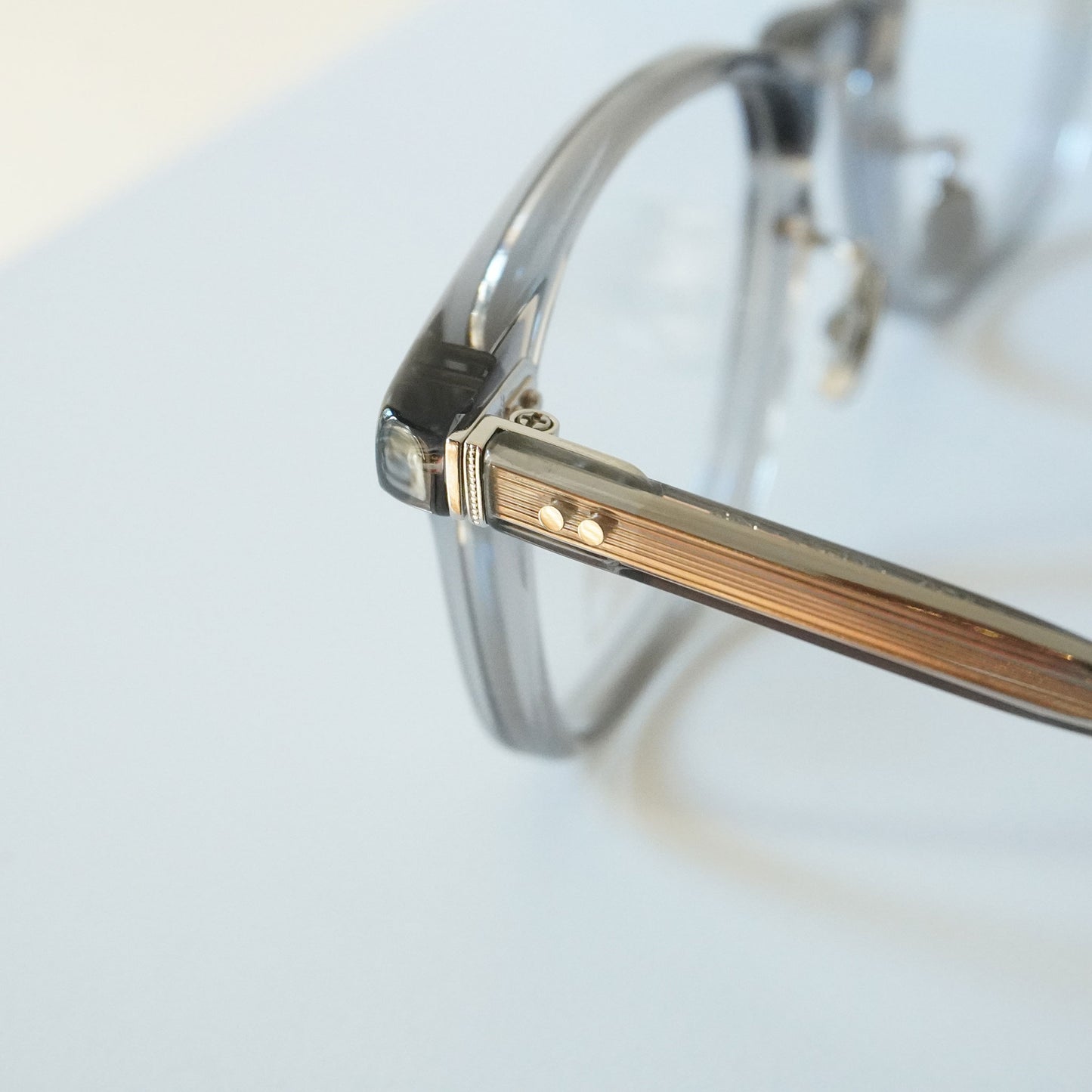 320R (124 - LIGHT CLEAR GREY)