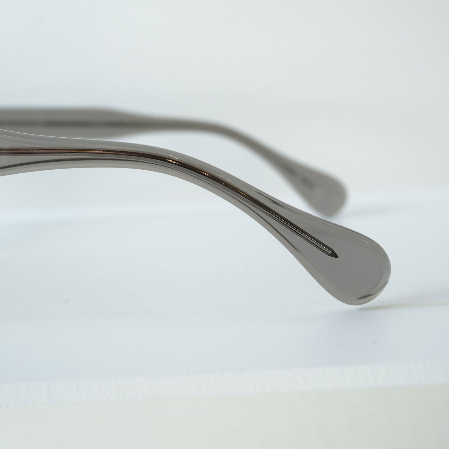AR 44□22 (Gray Crystal Brow)