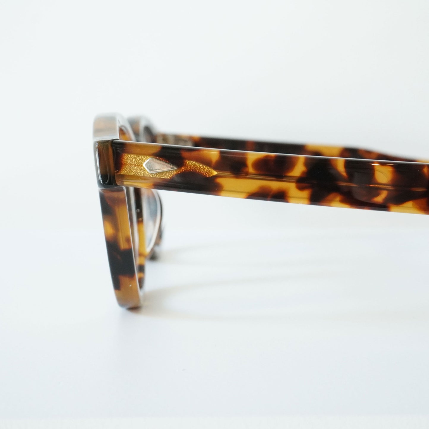 AR 46□22 (TORTOISE)