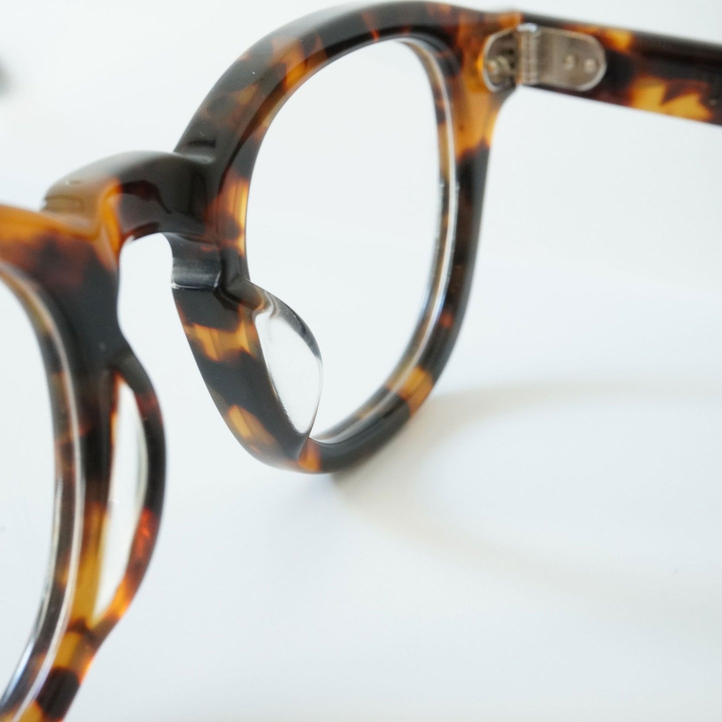 AR 46□22 (TORTOISE)