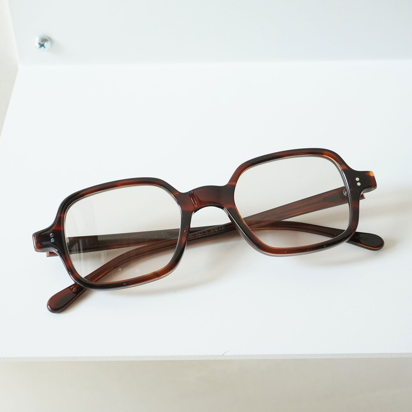 T-SQUARE (DEMI AMBER)
