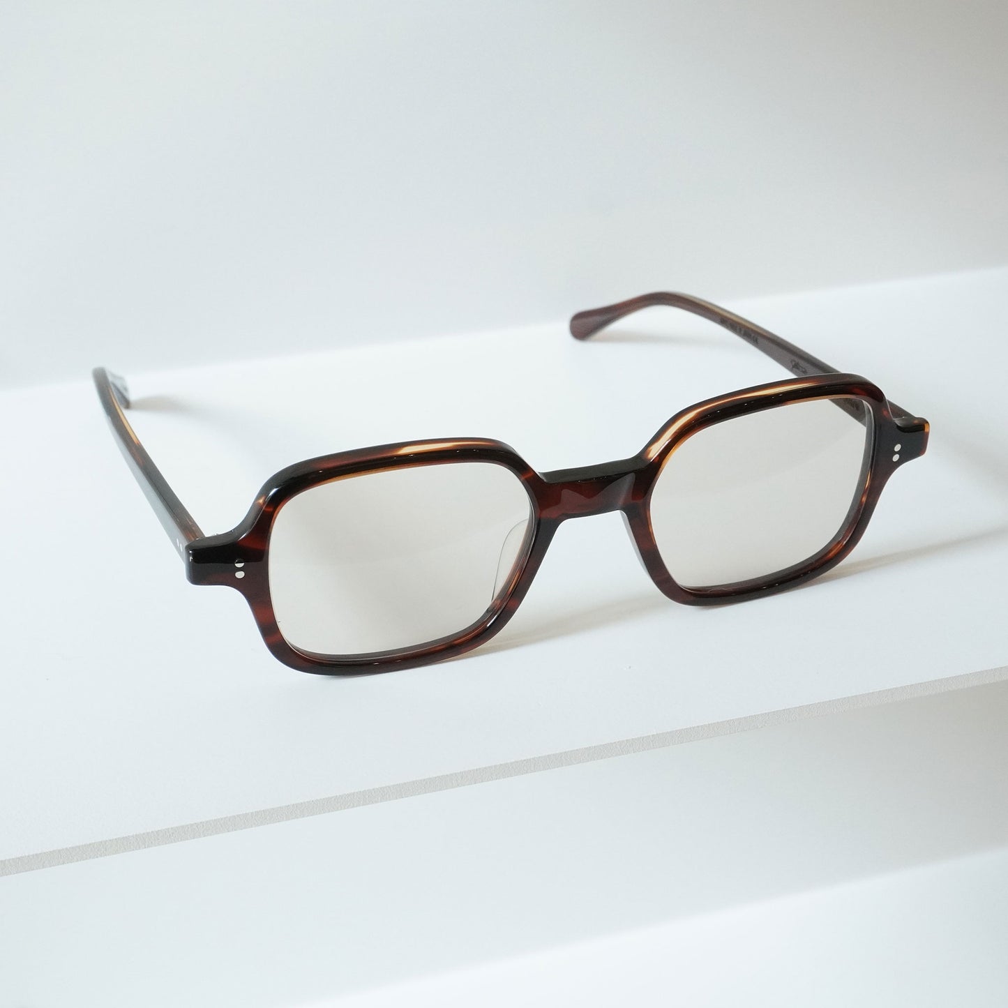 T-SQUARE (DEMI AMBER)