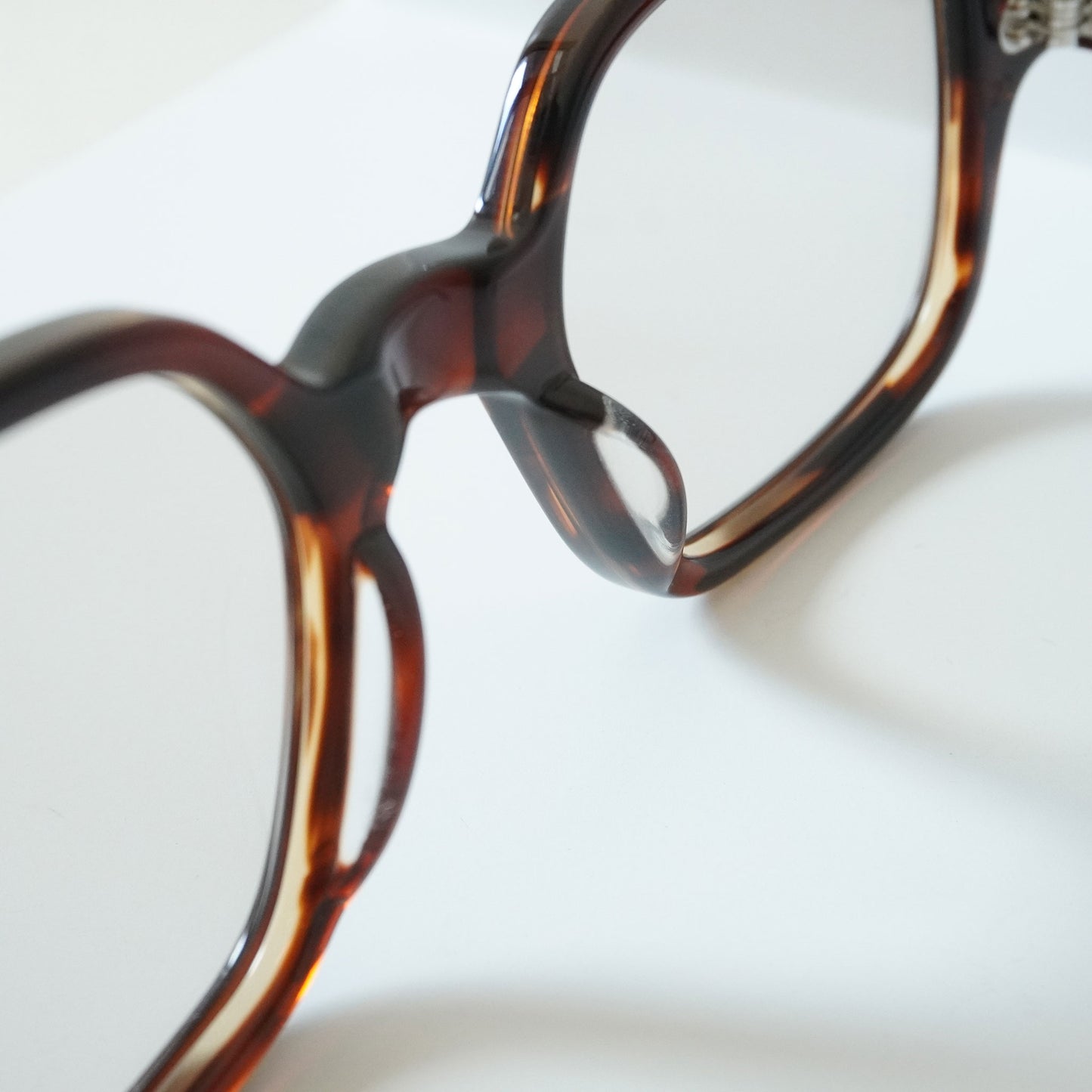 T-SQUARE (DEMI AMBER)