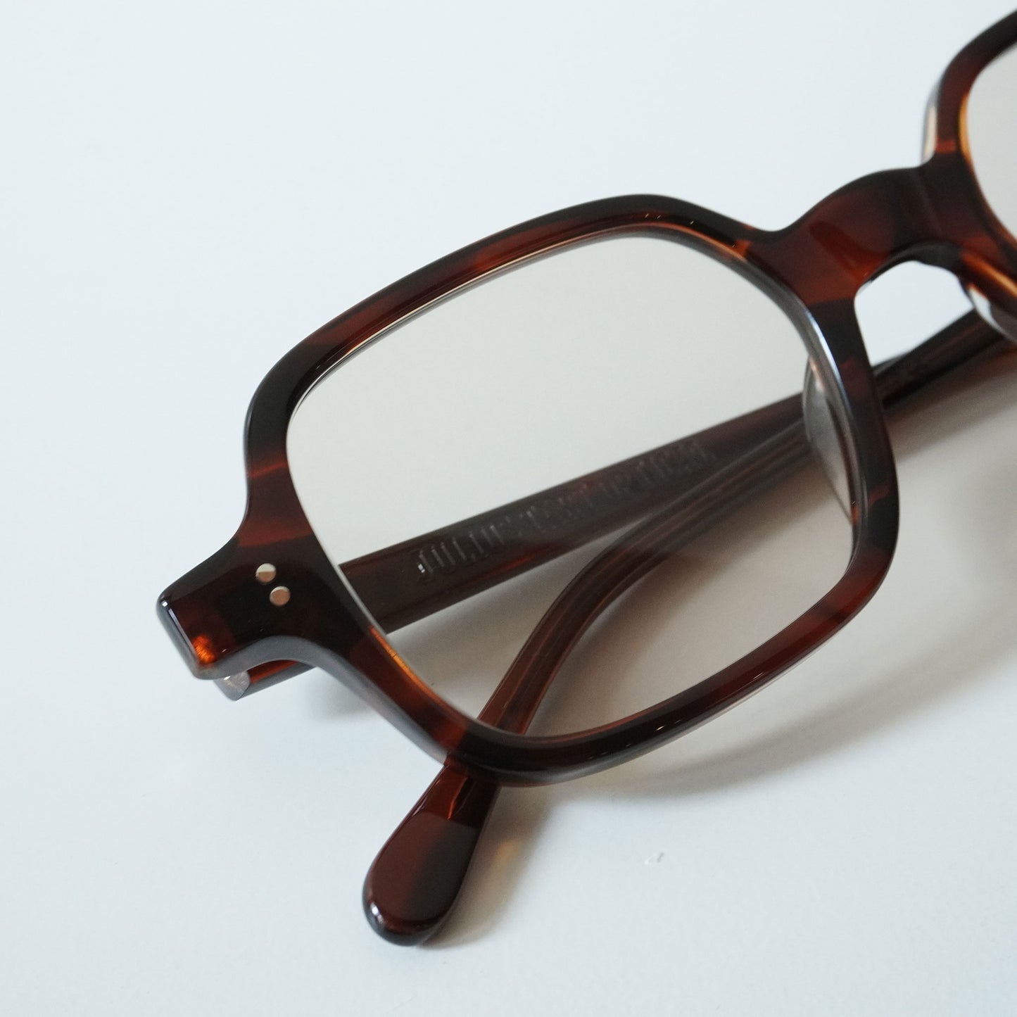 T-SQUARE (DEMI AMBER)