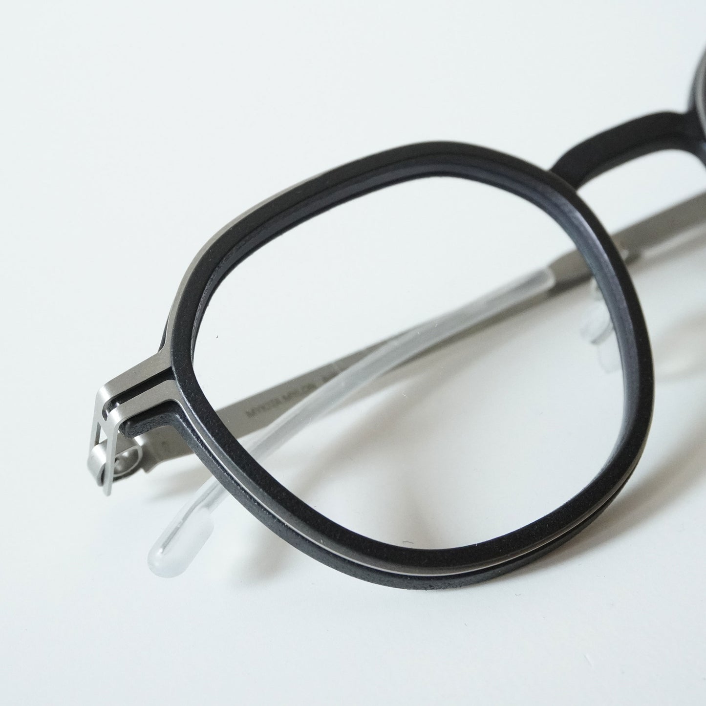 BIRCH (PITCH BLACK/MATTE SILVER)