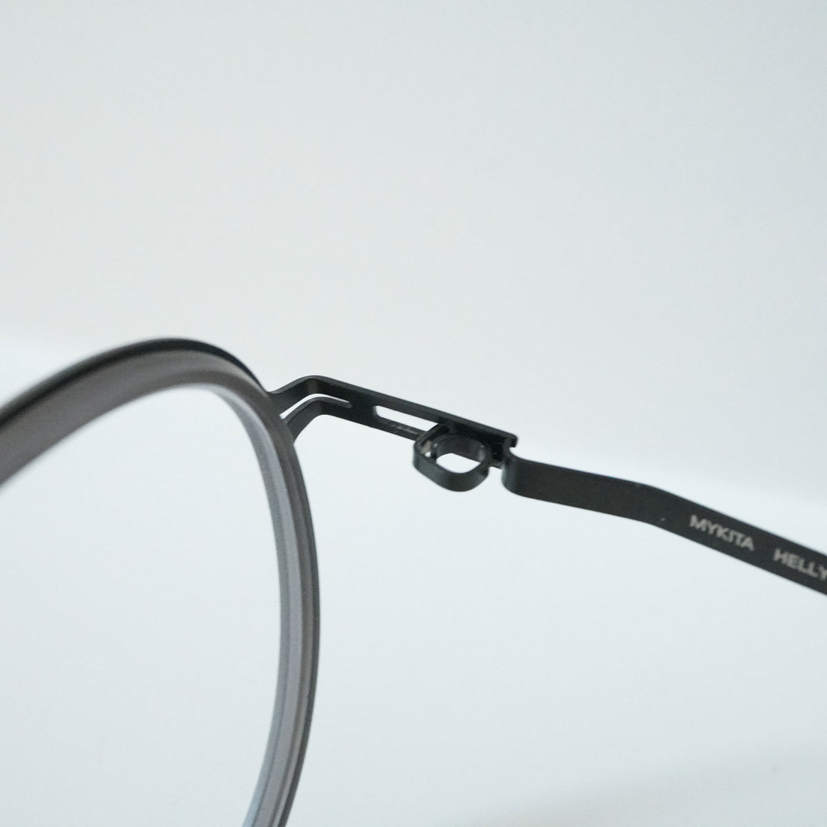 HELLY (BLACK / CHILLED R CLEAR ASH)
