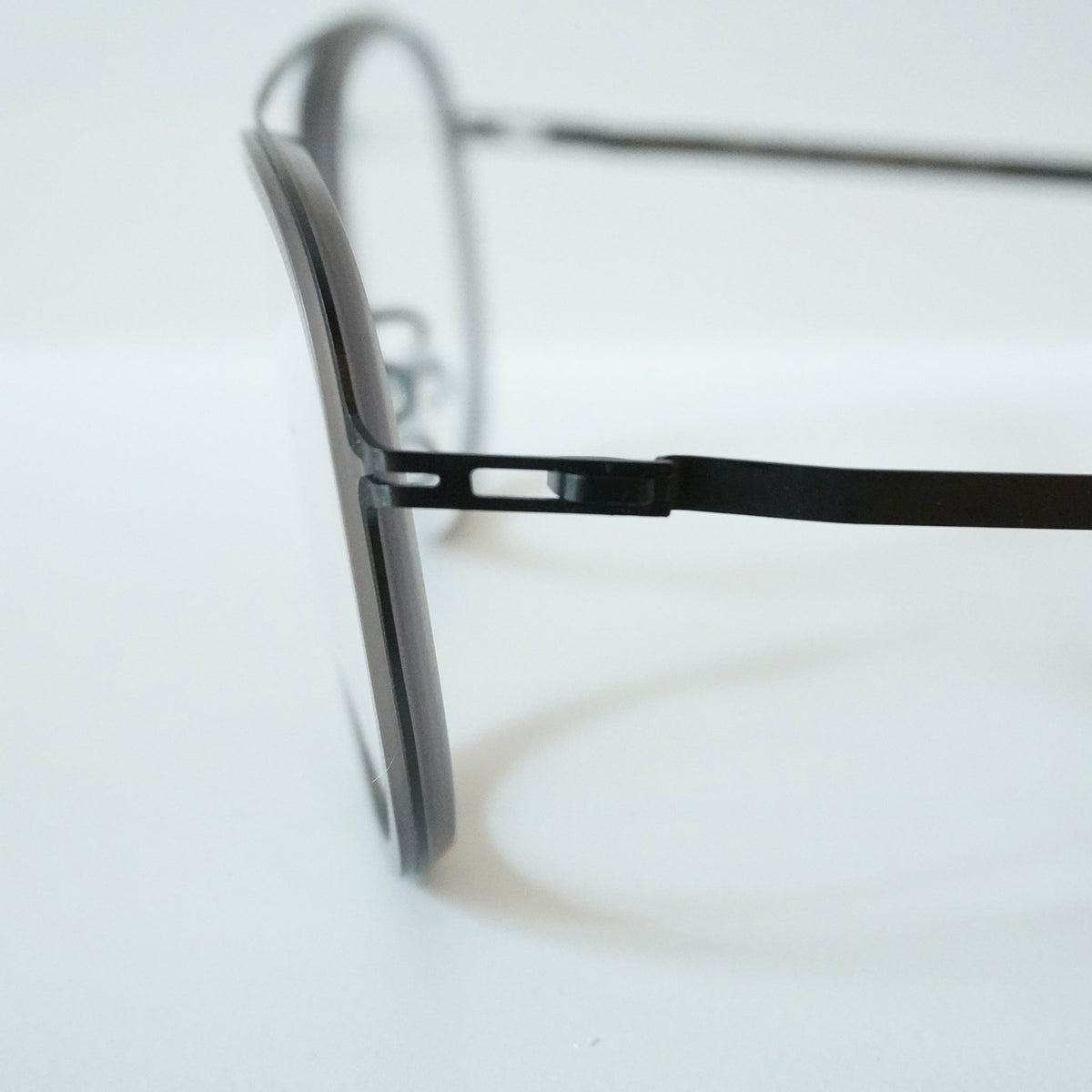 HELLY (BLACK / CHILLED R CLEAR ASH)