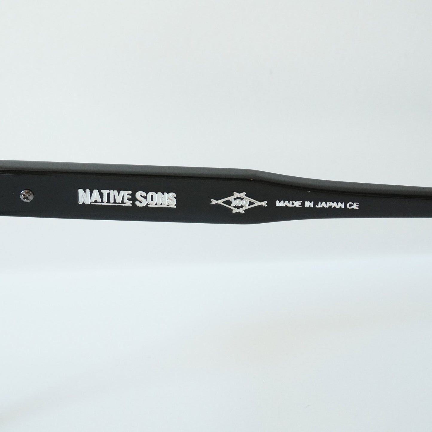 HITCHCOCK 44 (BLACK CRYSTAL)