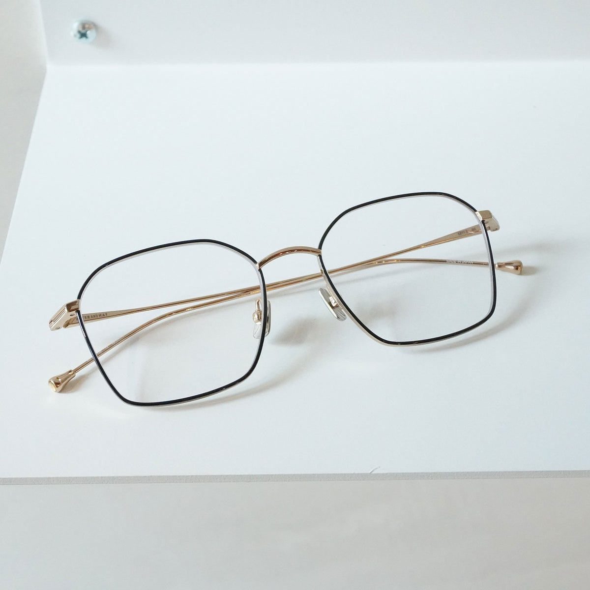 MONDAY (BLACK/GOLD)