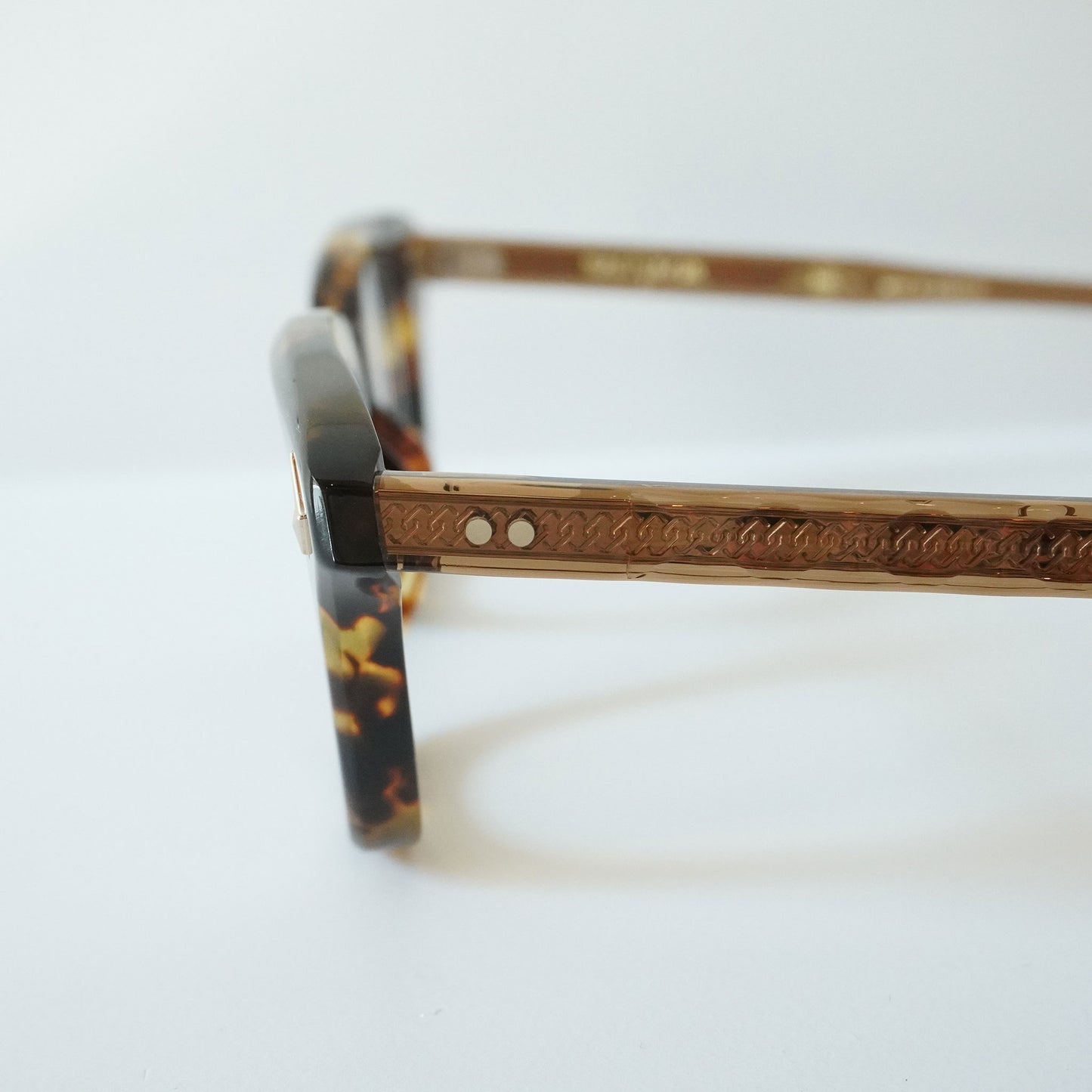 SYMPOSIUM (BROWN TORTOISE)