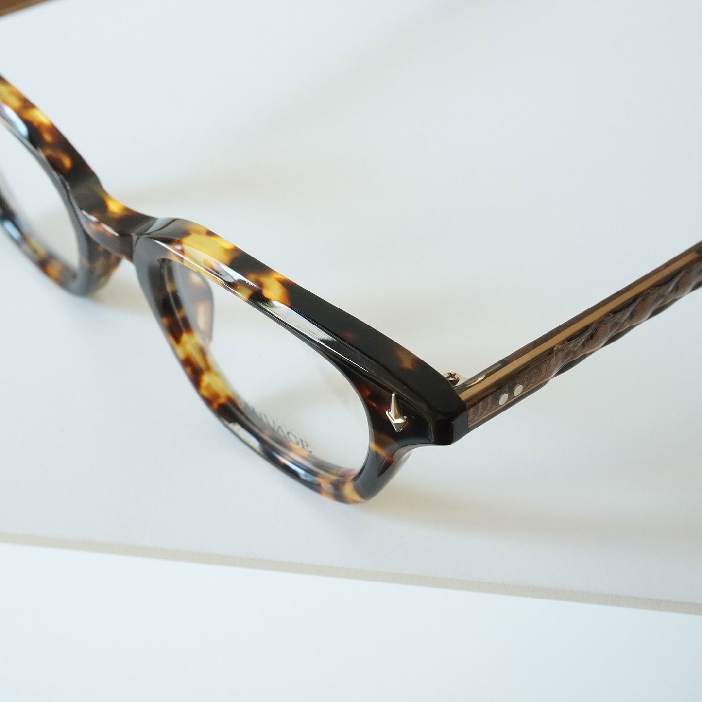 SYMPOSIUM (BROWN TORTOISE)
