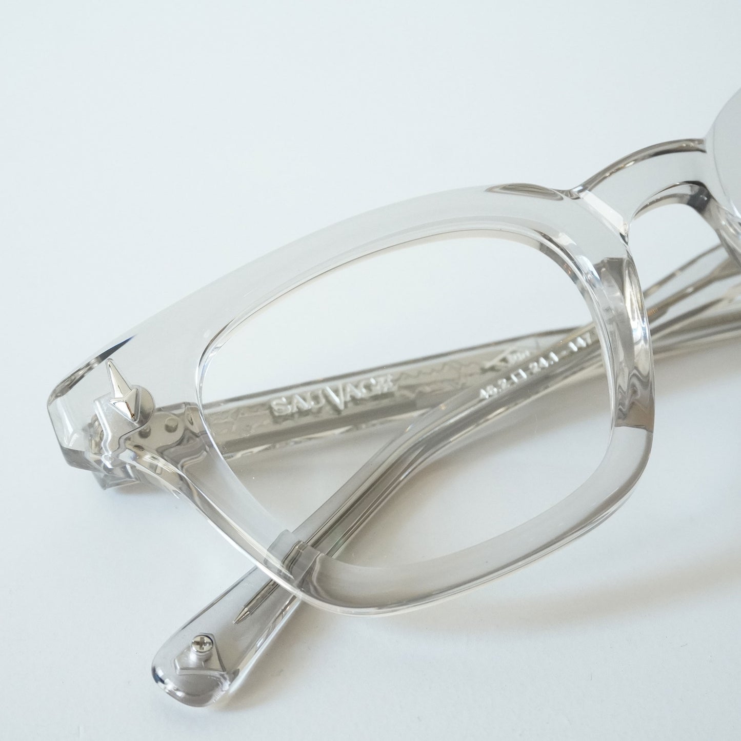 SYMPOSIUM (LIGHT GREY CRYSTAL)