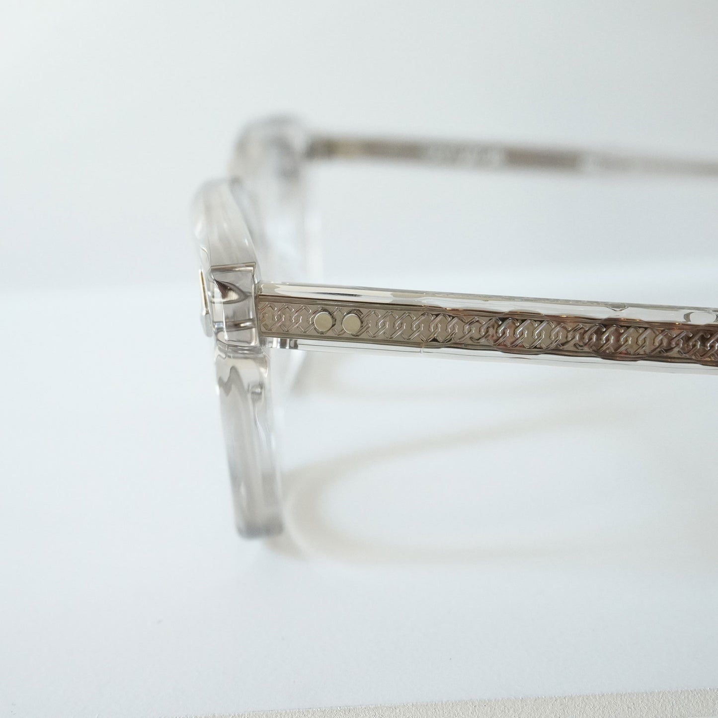 SYMPOSIUM (LIGHT GREY CRYSTAL)
