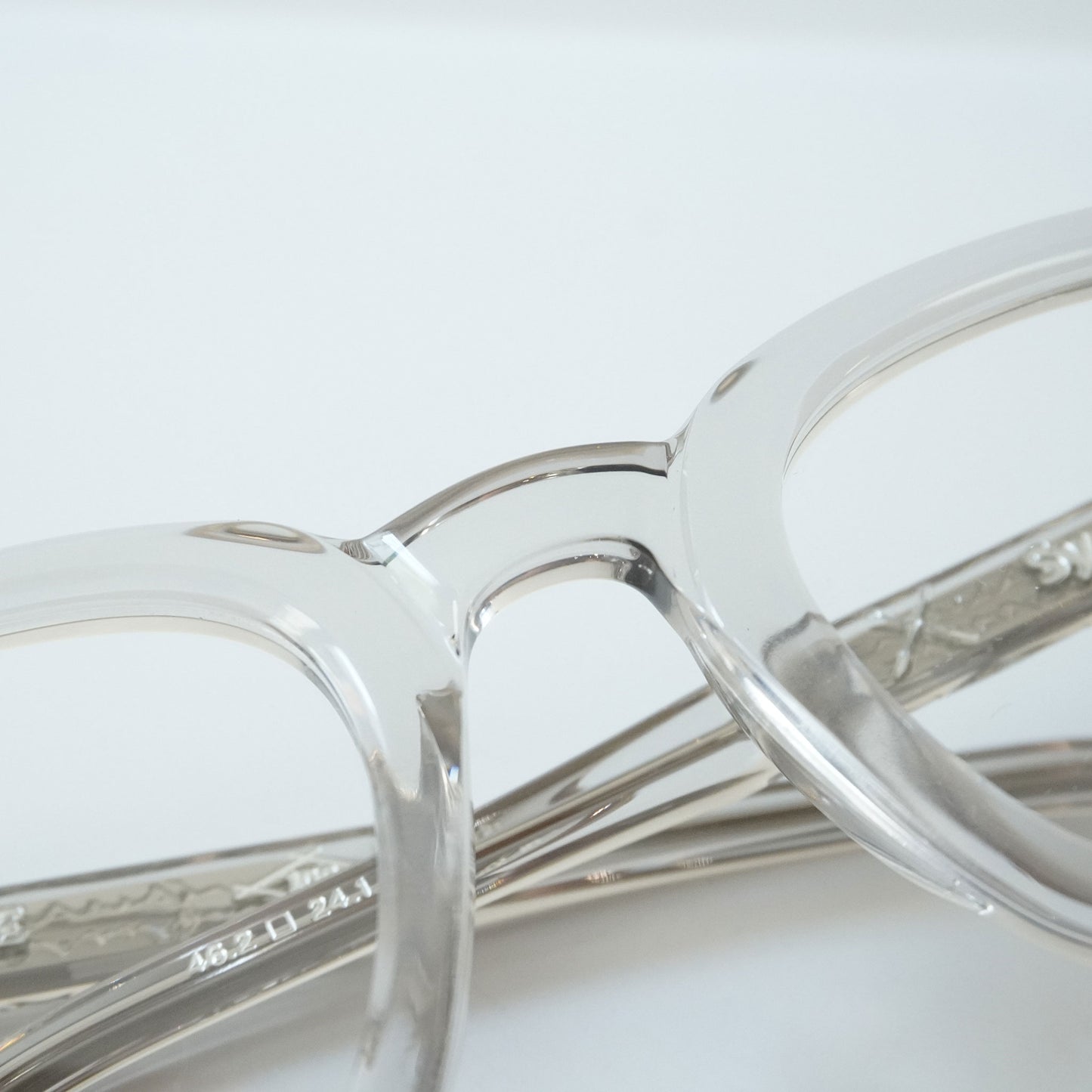 SYMPOSIUM (LIGHT GREY CRYSTAL)