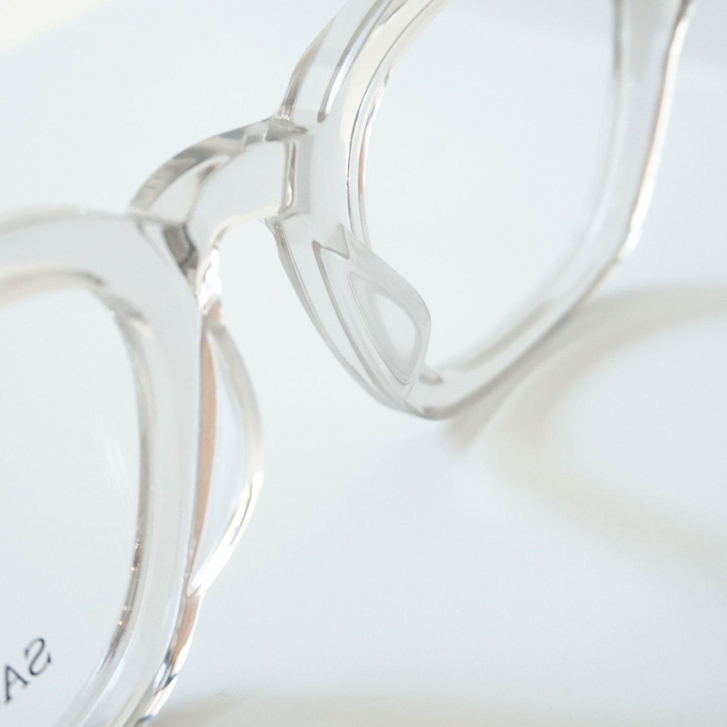 SYMPOSIUM (LIGHT GREY CRYSTAL)
