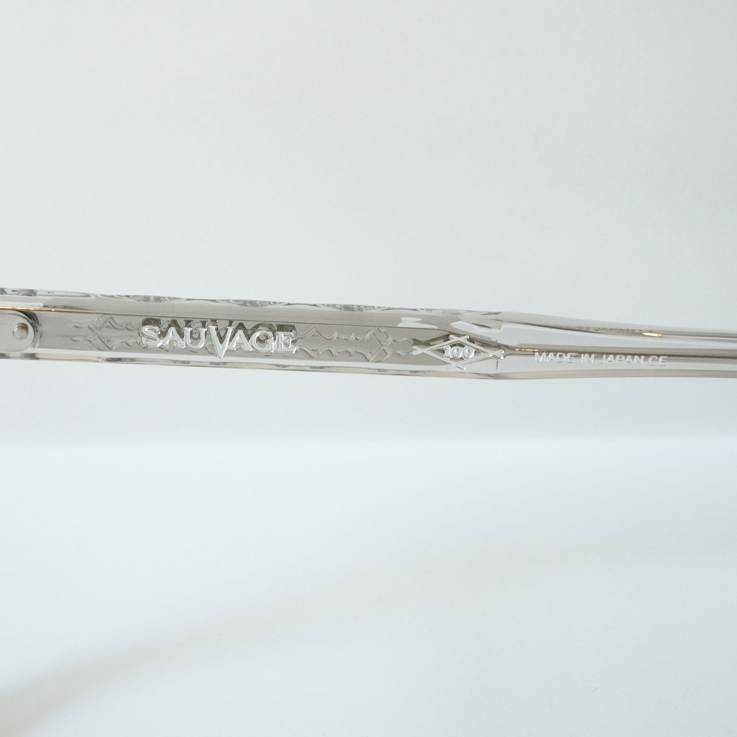 SYMPOSIUM (LIGHT GREY CRYSTAL)