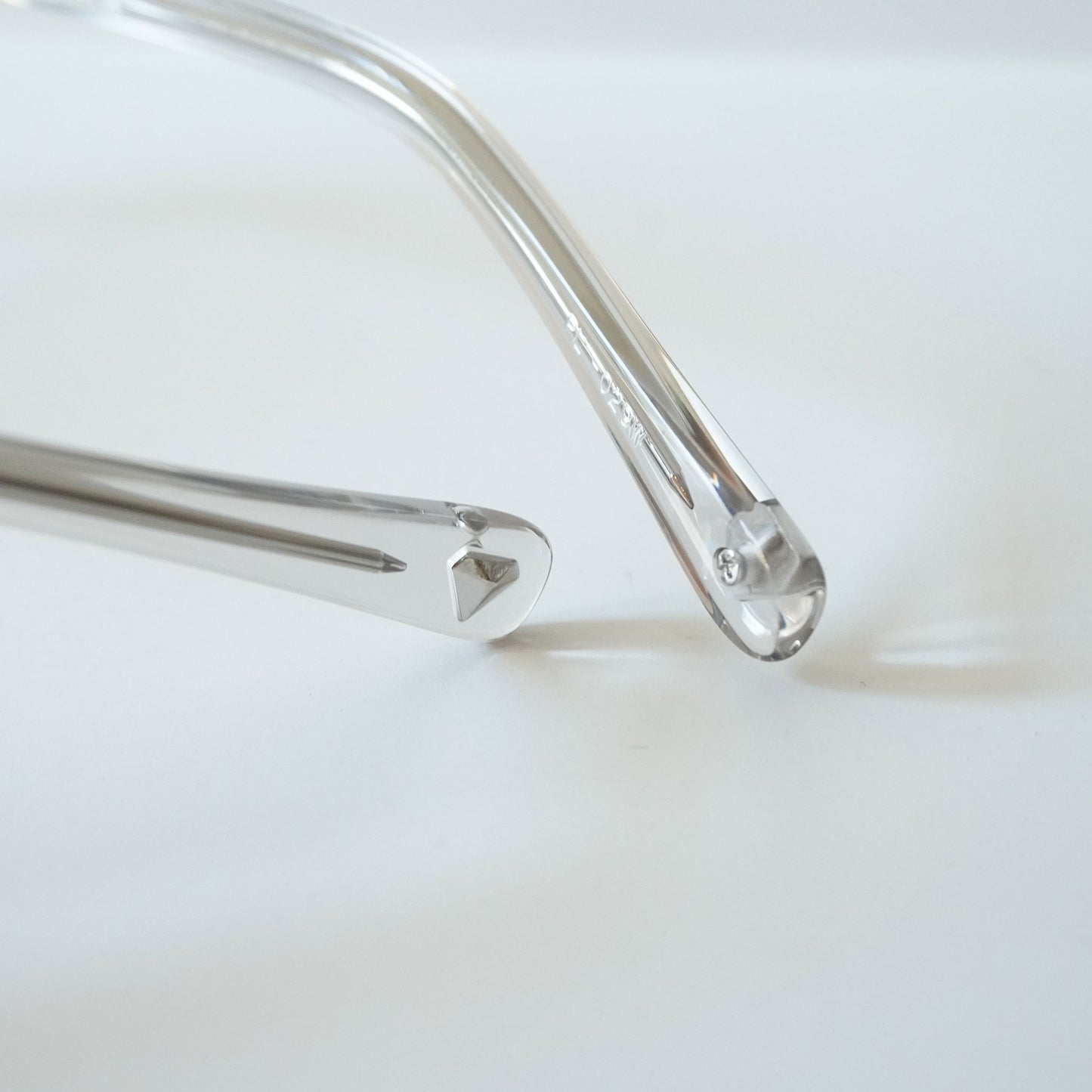 SYMPOSIUM (LIGHT GREY CRYSTAL)