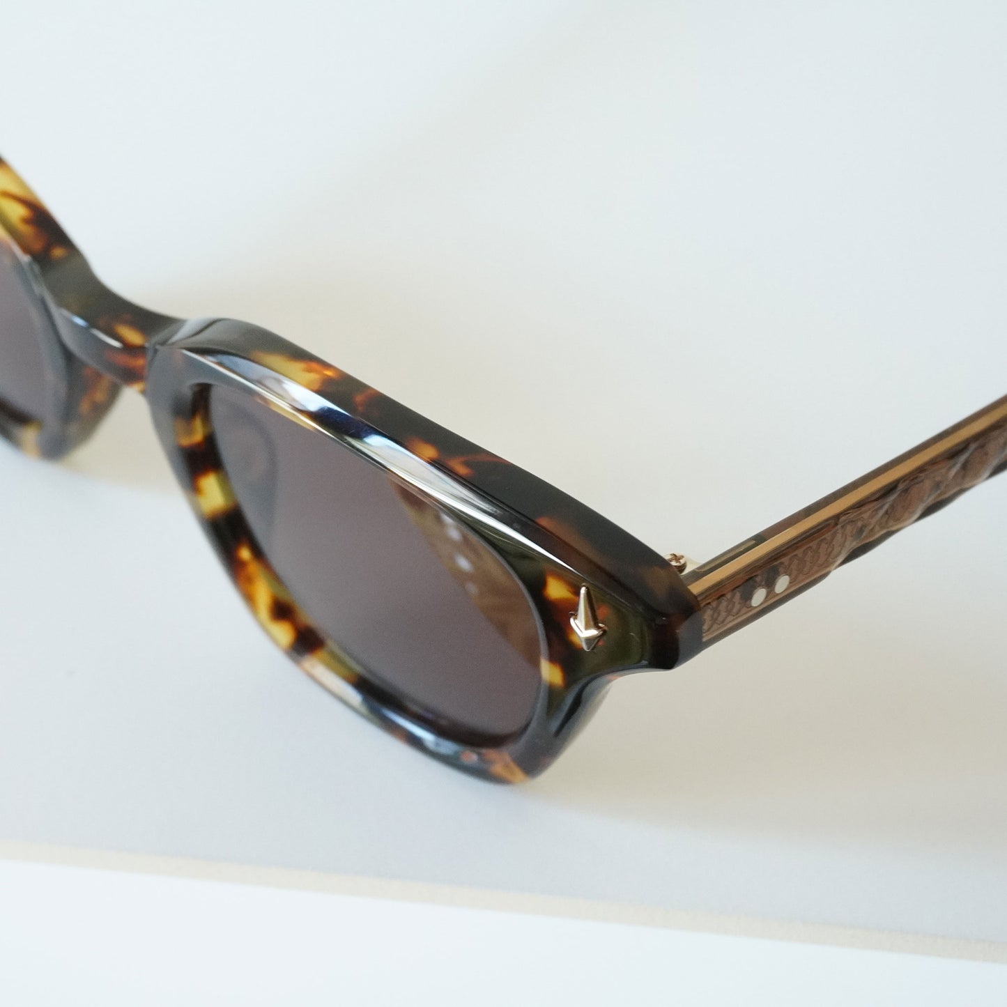 SYMPOSIUM (BROWN TORTOISE)