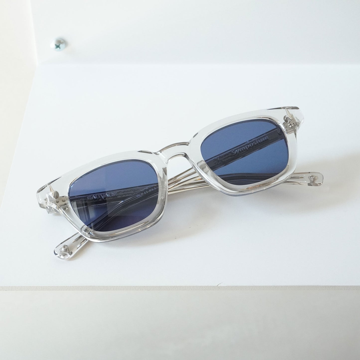 SYMPOSIUM (LIGHT GREY CRYSTAL)