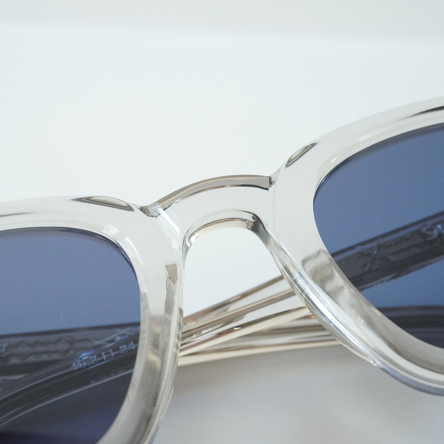 SYMPOSIUM (LIGHT GREY CRYSTAL)