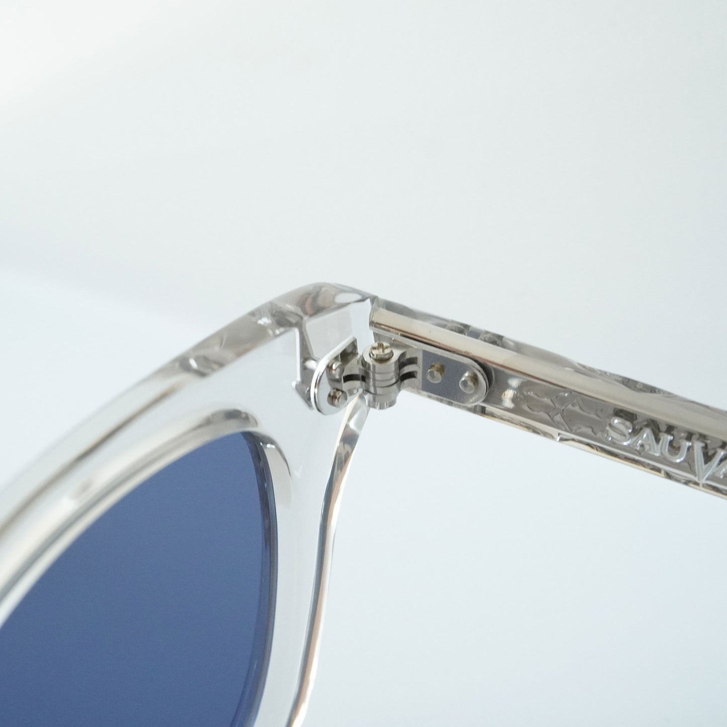 SYMPOSIUM (LIGHT GREY CRYSTAL)