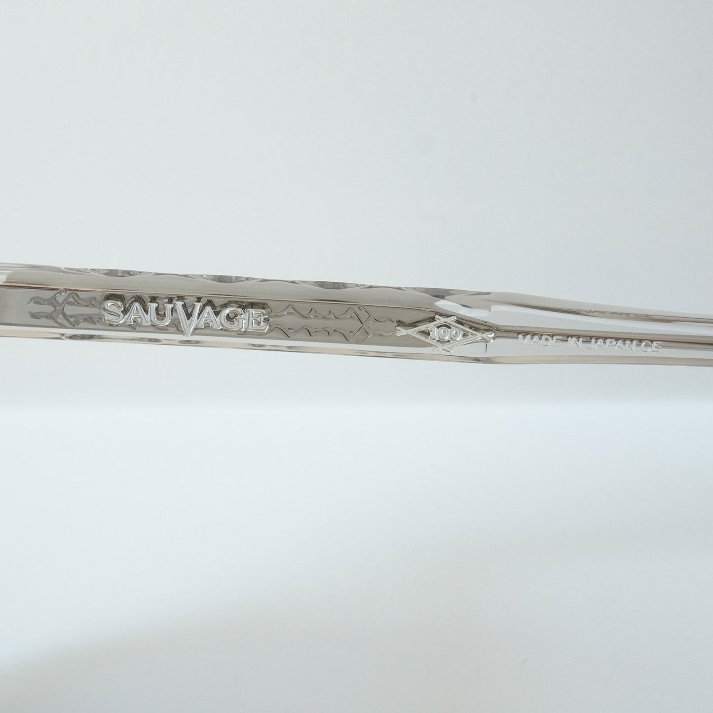 SYMPOSIUM (LIGHT GREY CRYSTAL)